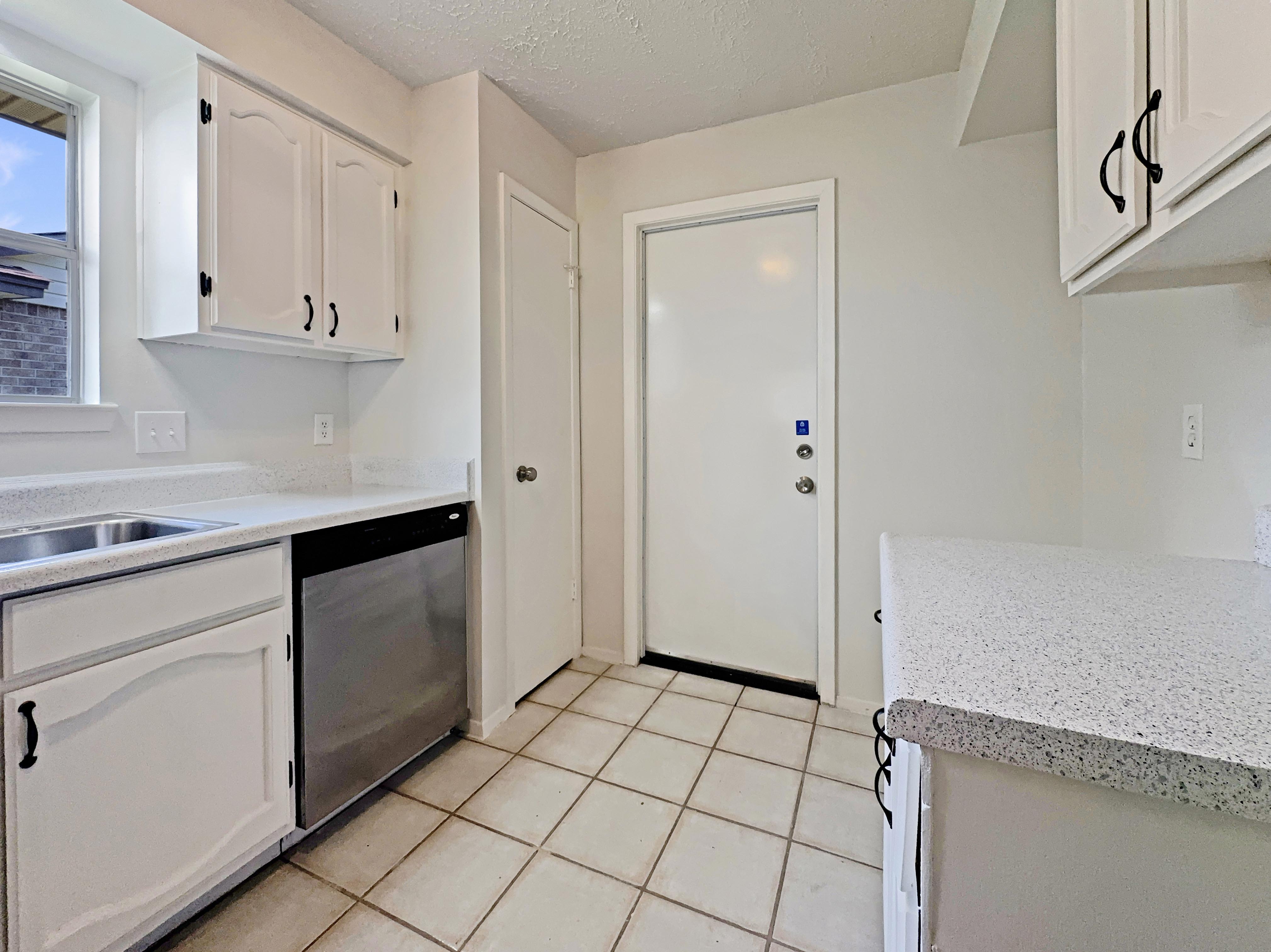 Photo 13 of 19 of 10110 Willmont Rd, La Porte, TX