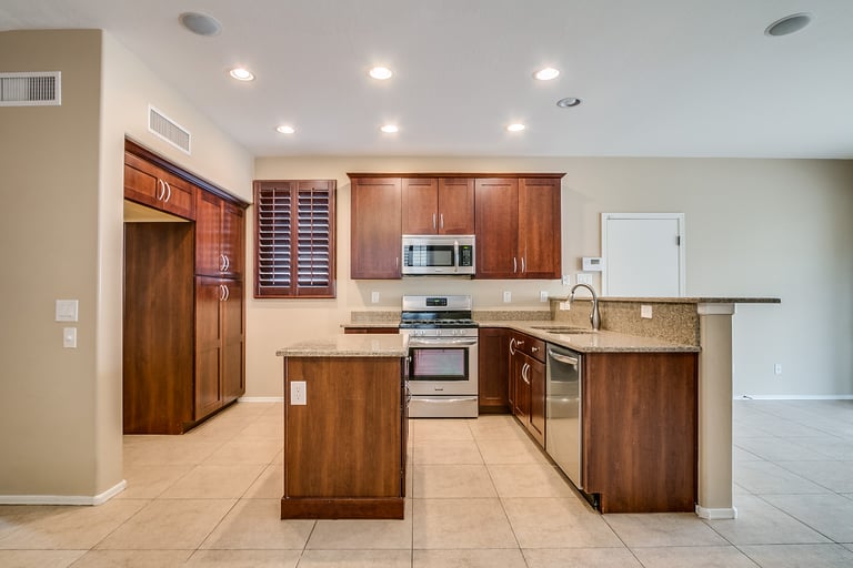 Photo 2 of 34 - 2230 E Wayland Dr, Phoenix, AZ 85040