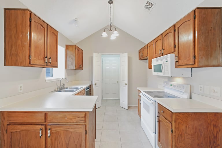 Photo 11 of 25 - 6204 Avanti Dr, Arlington, TX 76001