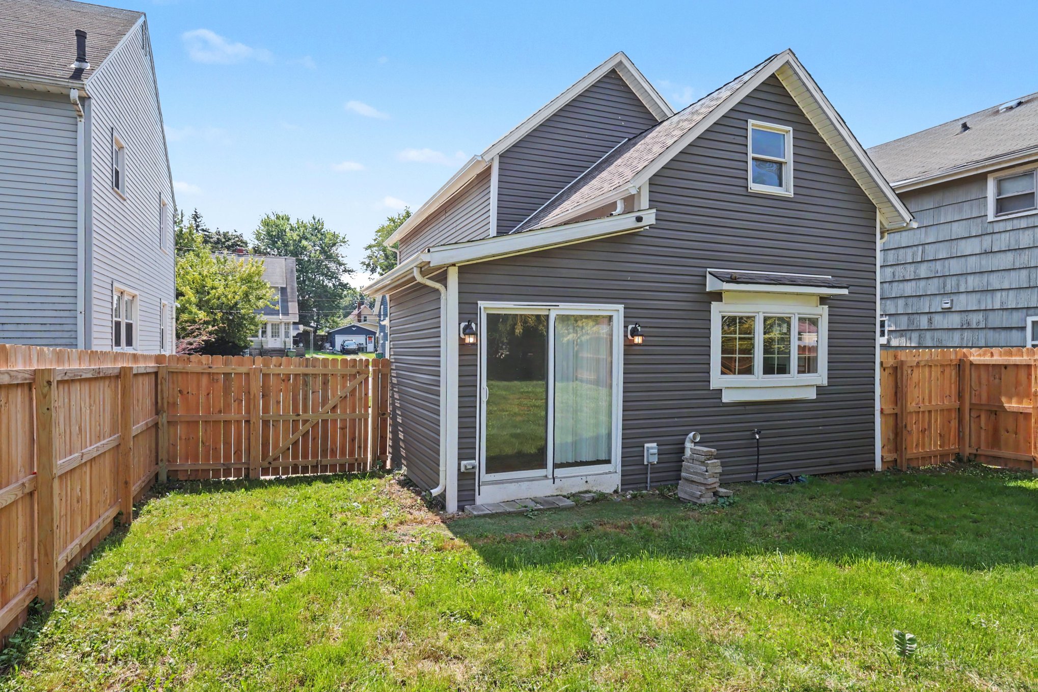 Photo 15 of 19 of 411 7th St, Fairport Harbor, OH
