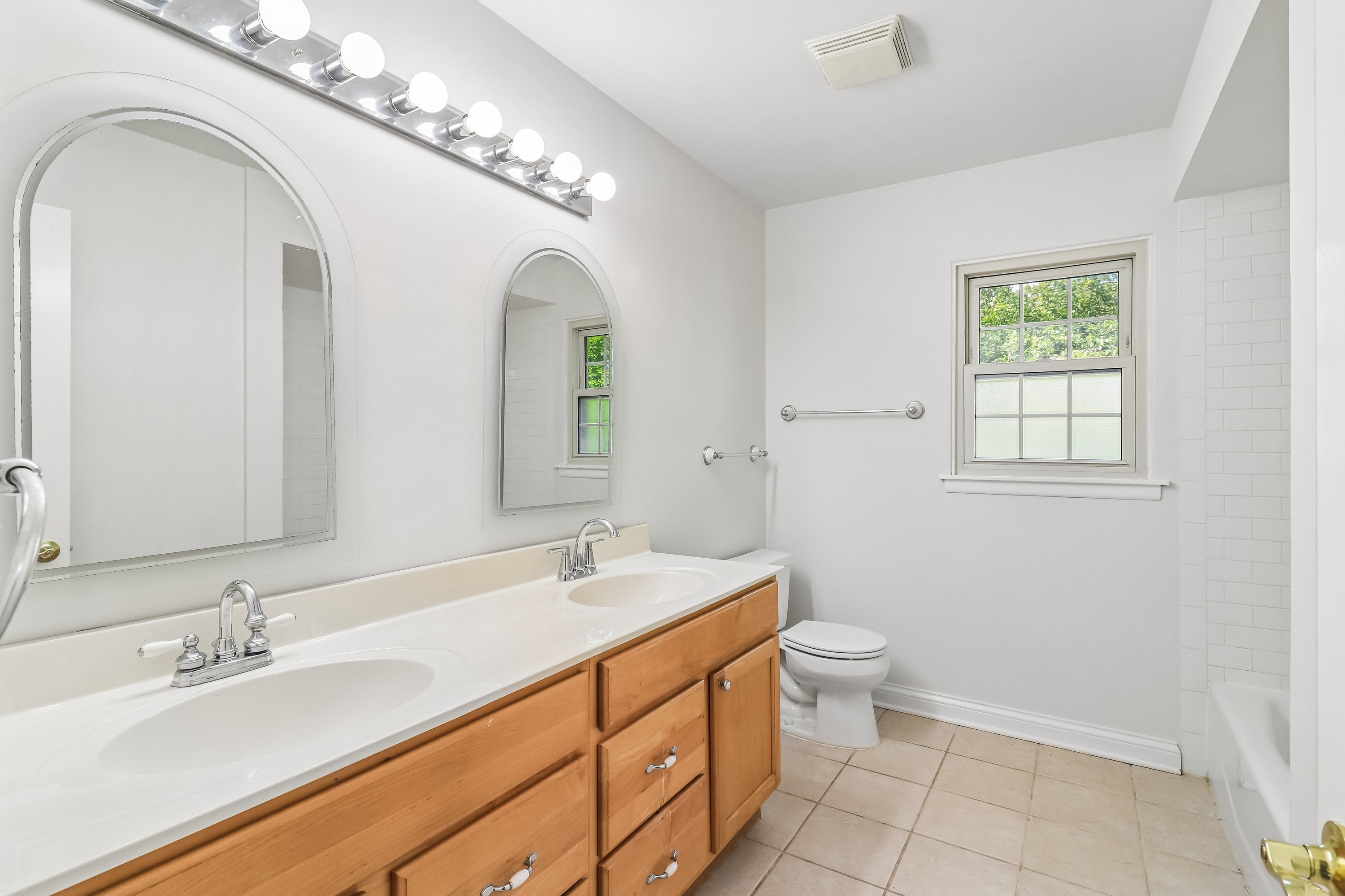 Photo 31 of 46 of 1053 Laurel Ln, Naperville, IL