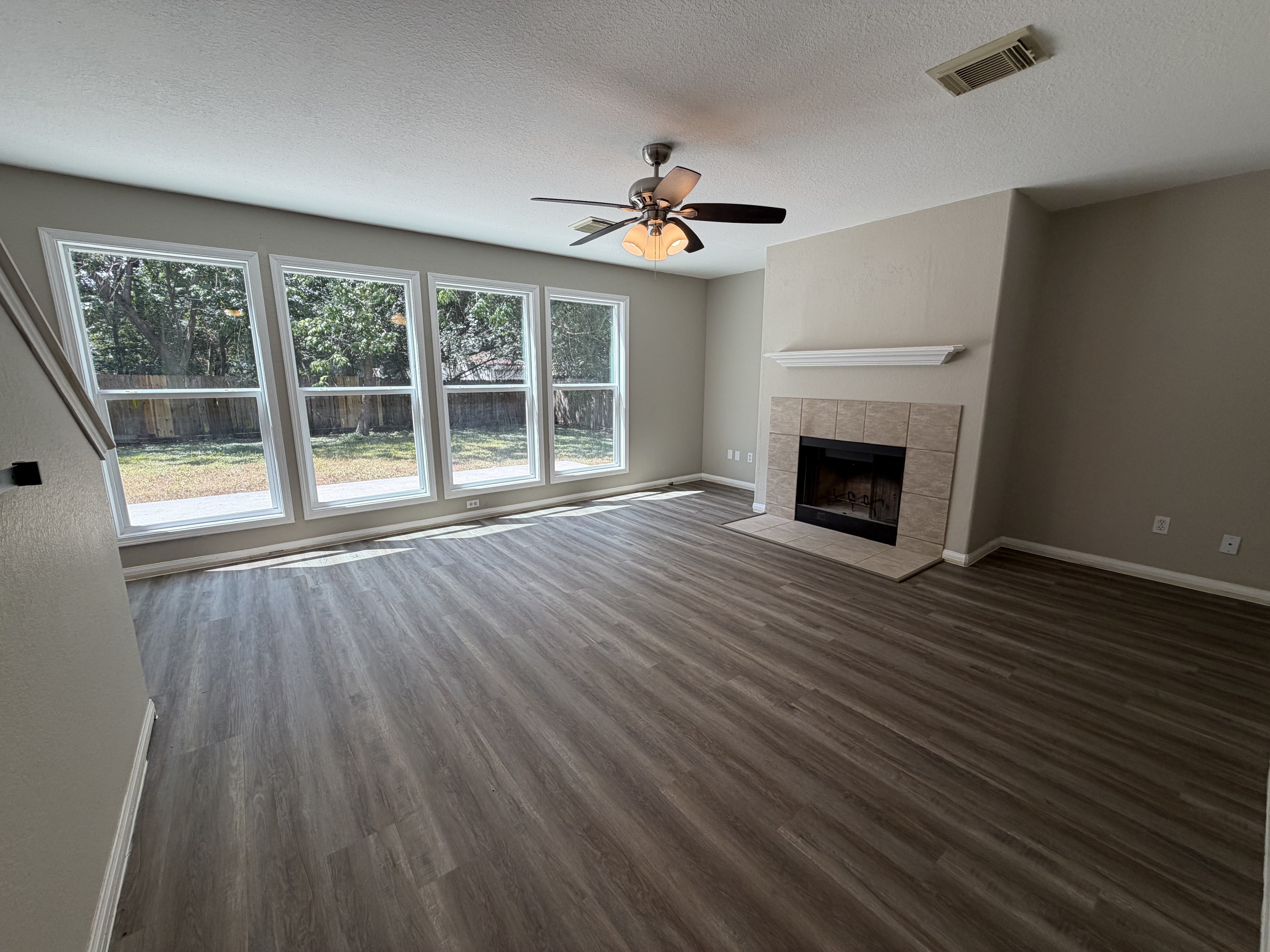 Photo 7 of 21 of 12159 Hawthorne Dr, Montgomery, TX