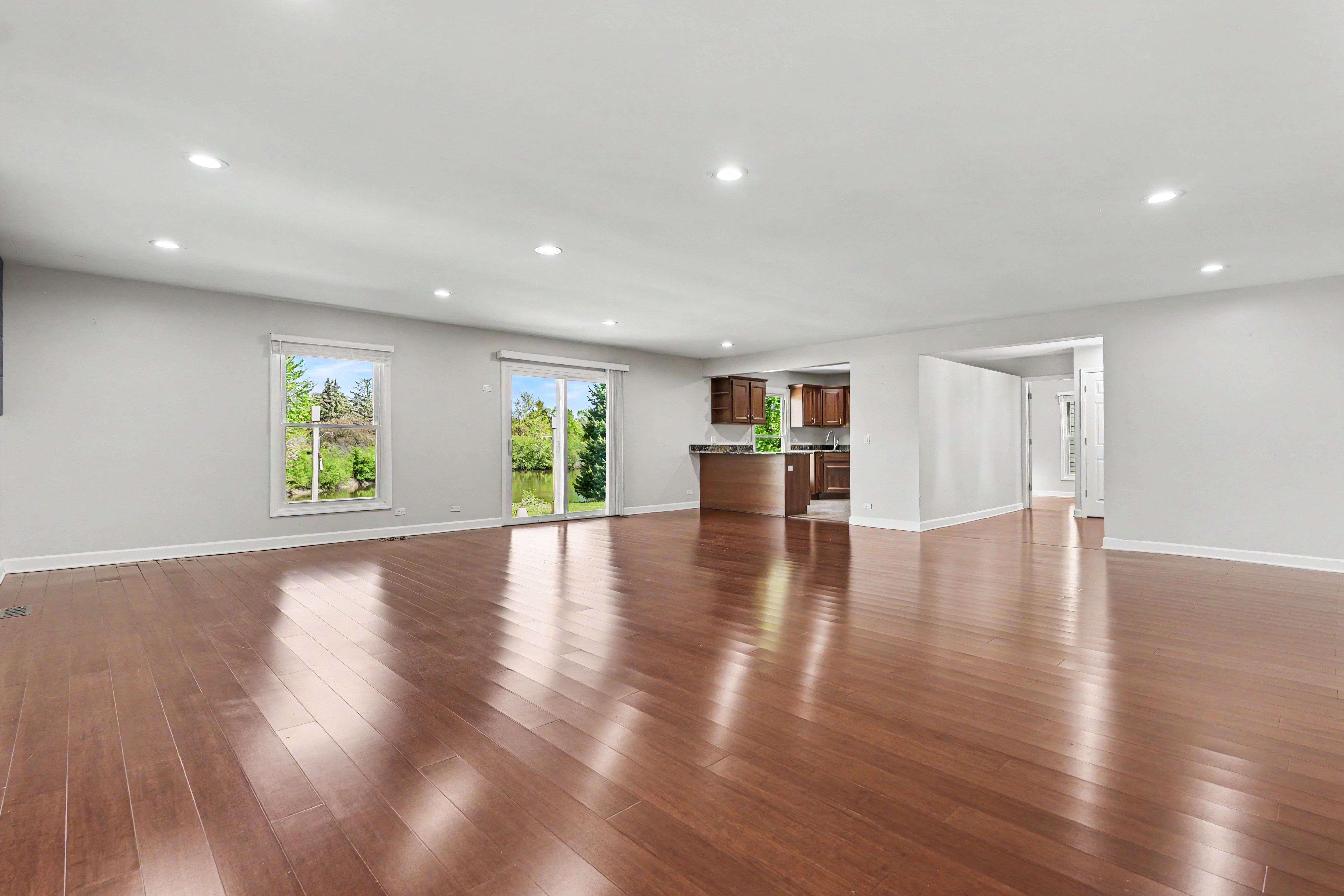 Photo 3 of 16 of 8 Greenvale Rd SE, Vernon Hills, IL