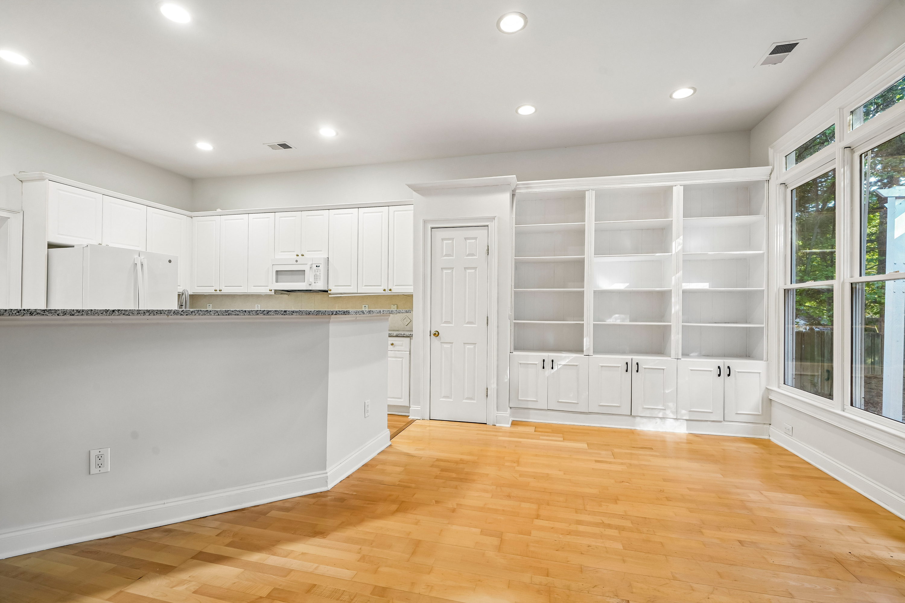 Photo 8 of 39 of 3054 Montclair Cir SE, Smyrna, GA