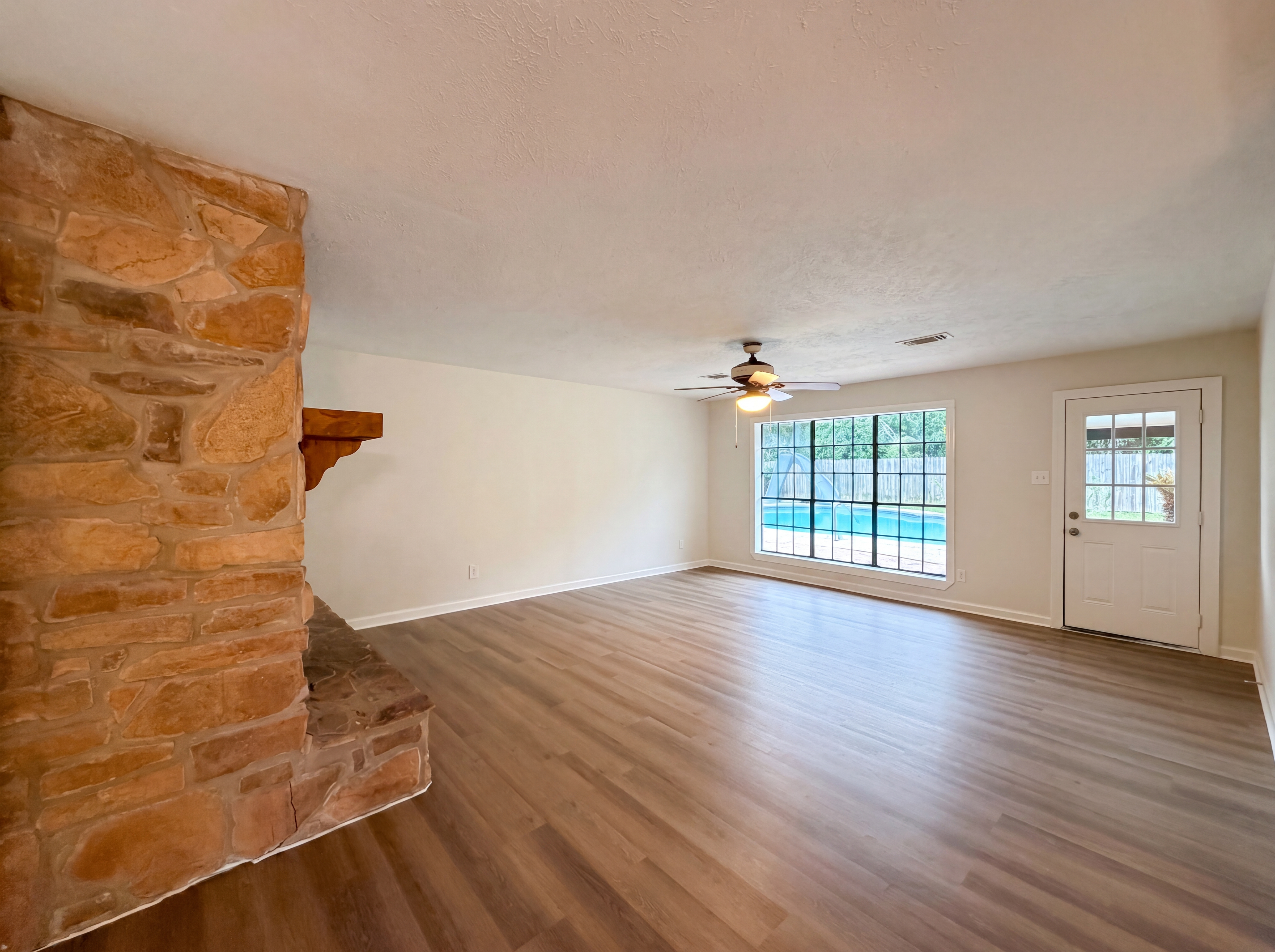Photo 6 of 21 of 1001 Windy Dr, Brenham, TX