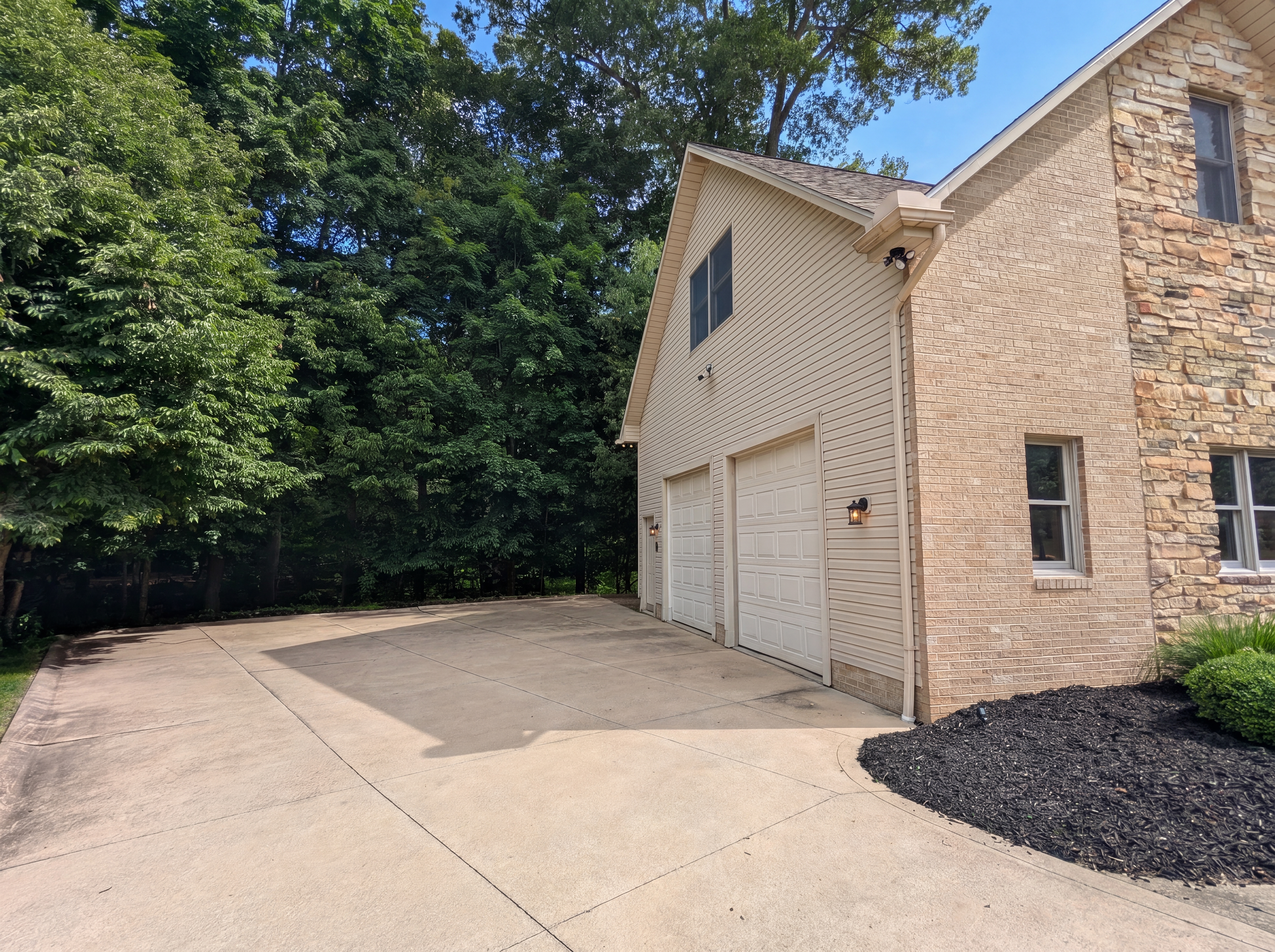 Photo 30 of 33 of 7550 James Dr, North Royalton, OH