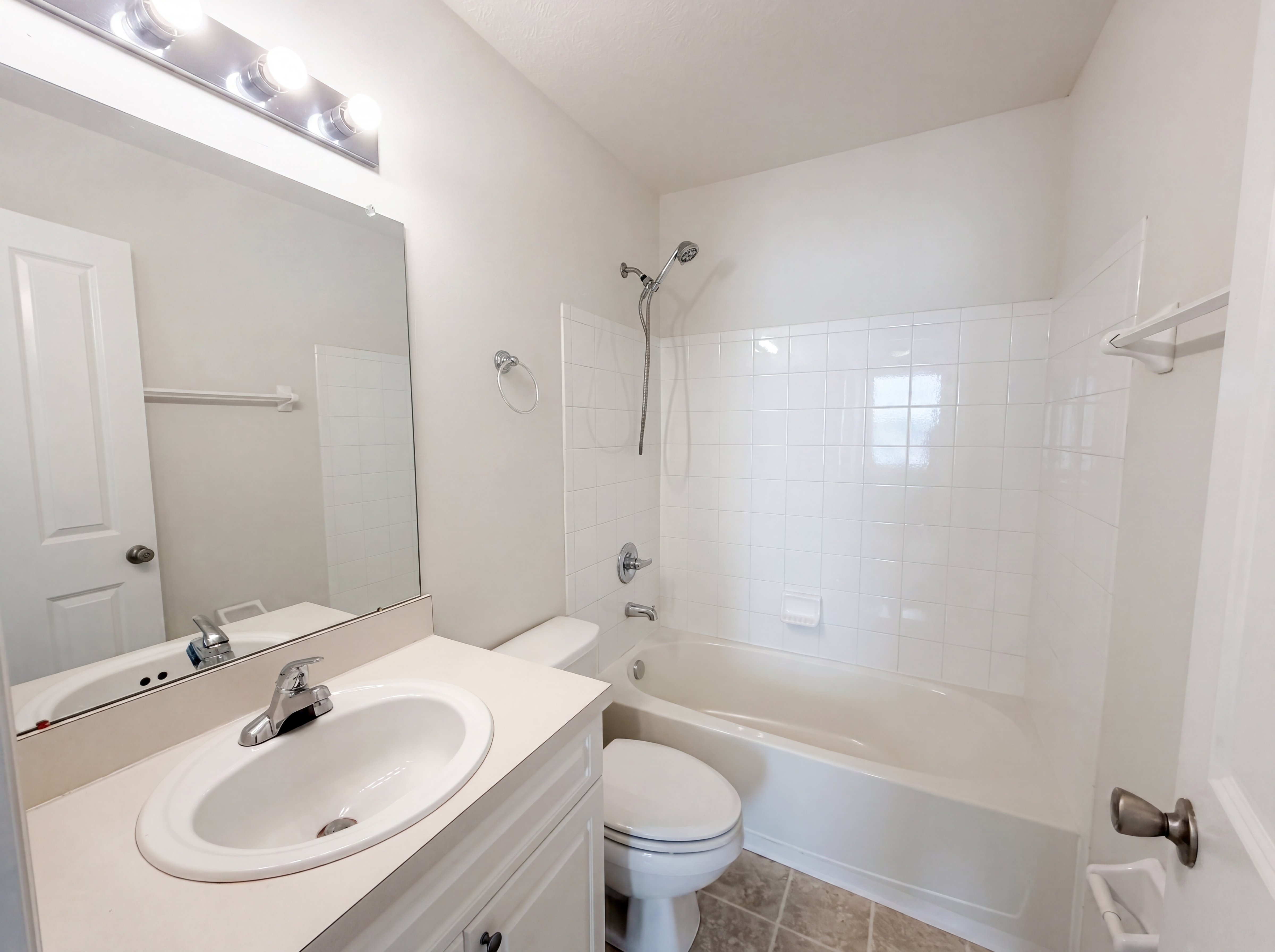 Photo 6 of 33 of 825 Summerville Dr, Delaware, OH