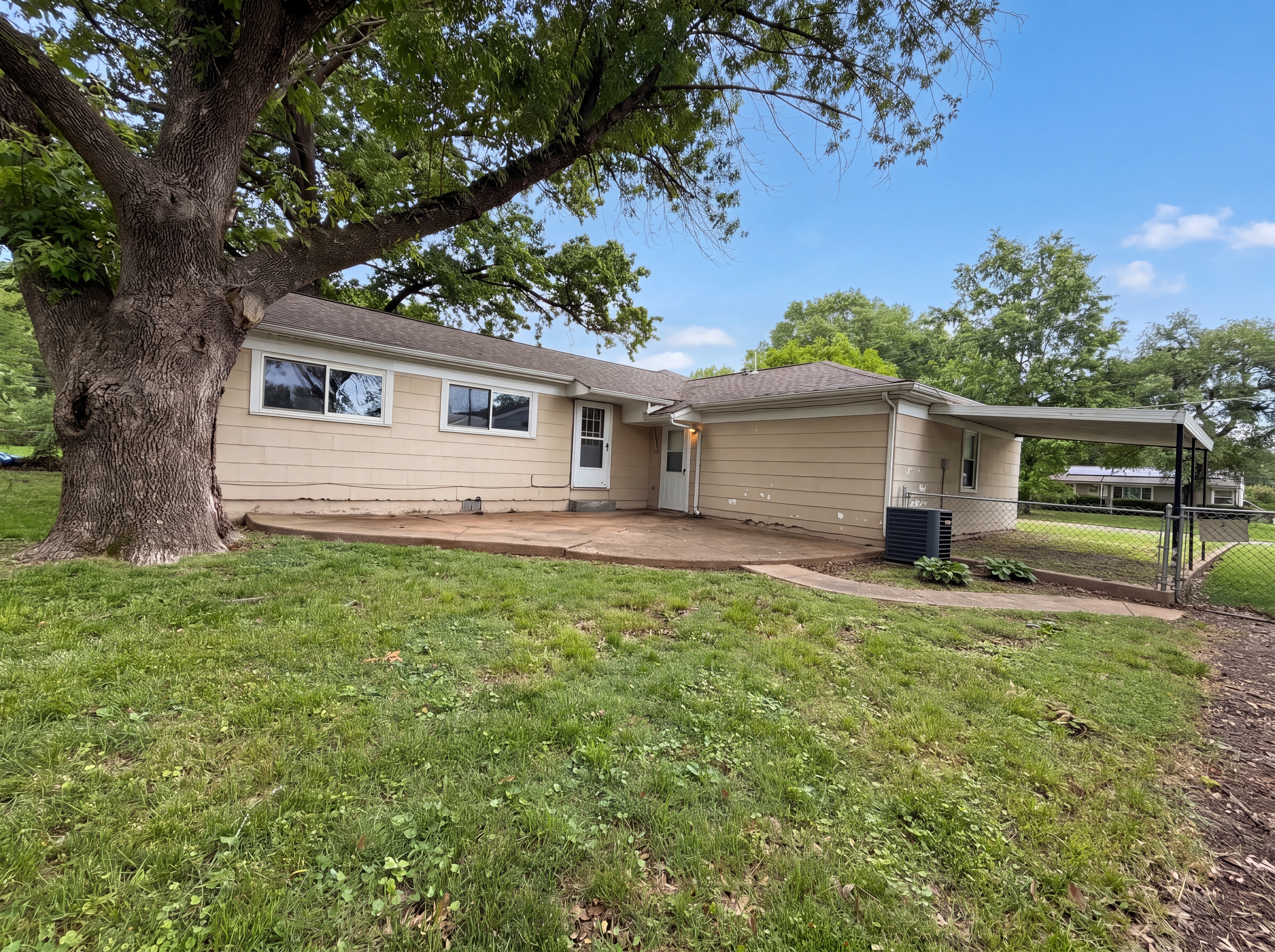 Photo 5 of 21 of 1607 N 17th St, Belleville, IL
