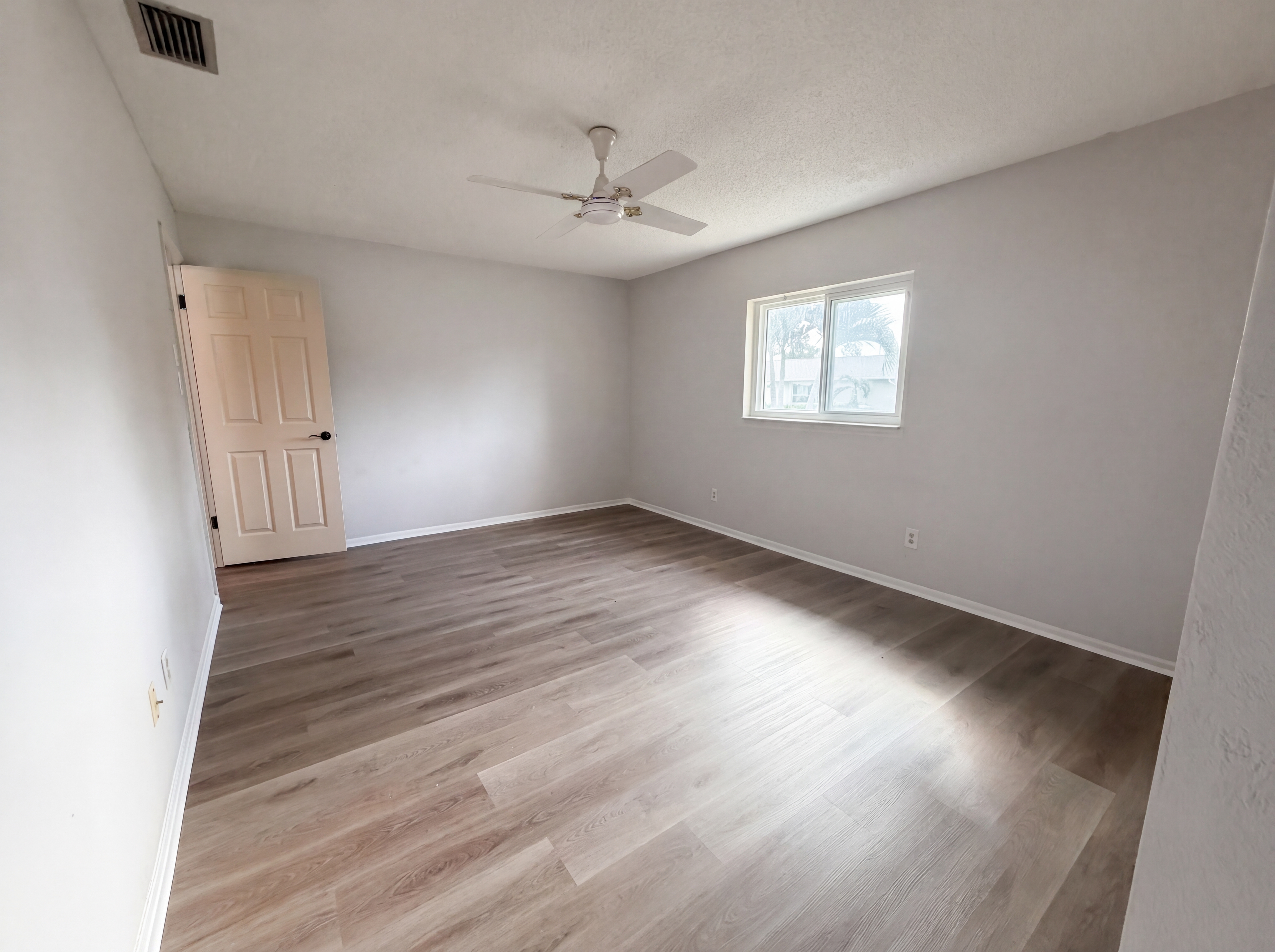 Photo 4 of 21 of 9605 NW 81st St, Tamarac, FL