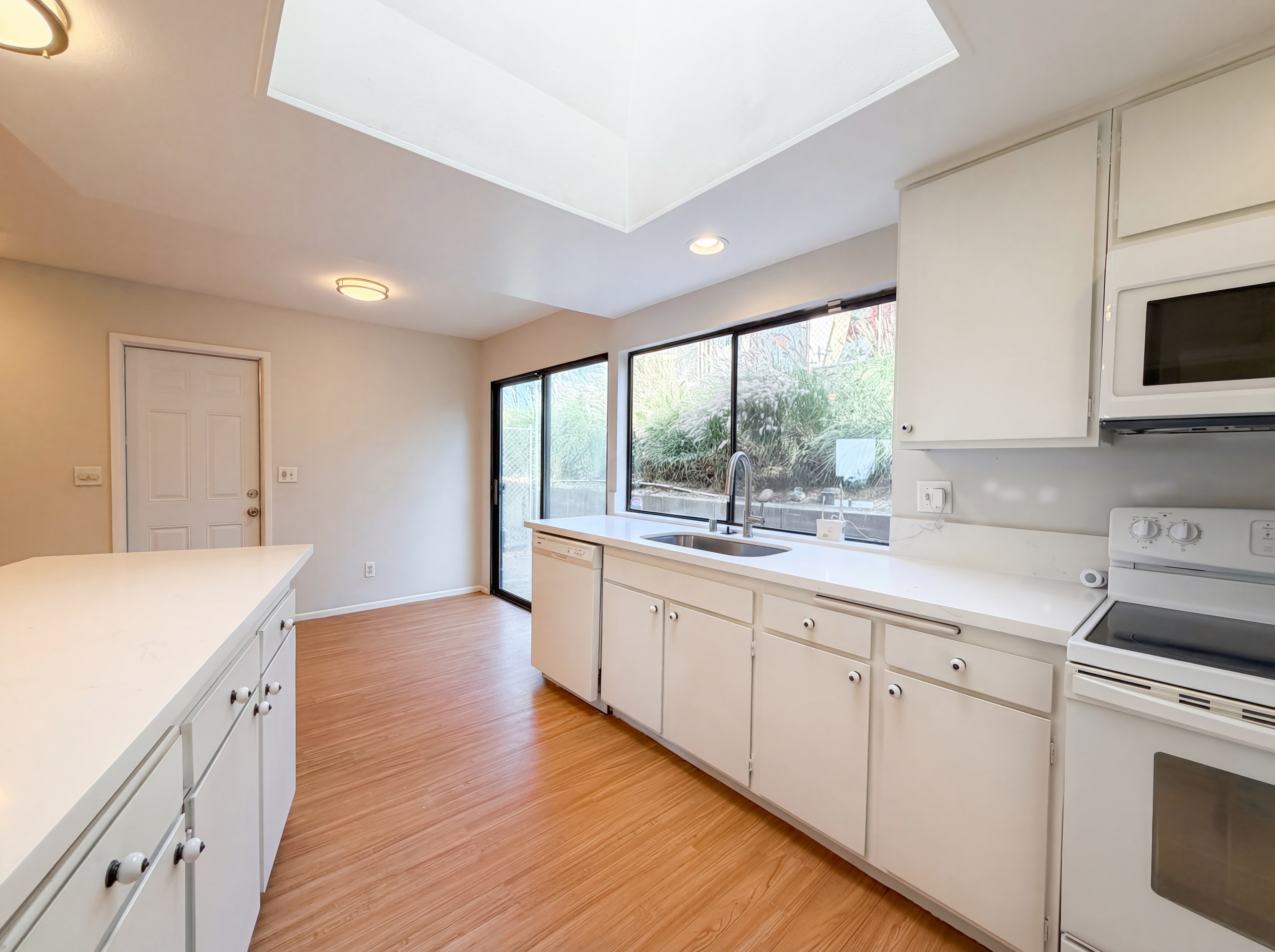 Photo 2 of 21 of 2785 Bonita Dr, Highland, CA