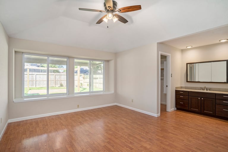 Photo 10 of 17 - 3806 Teakwood Dr, La Porte, TX 77571
