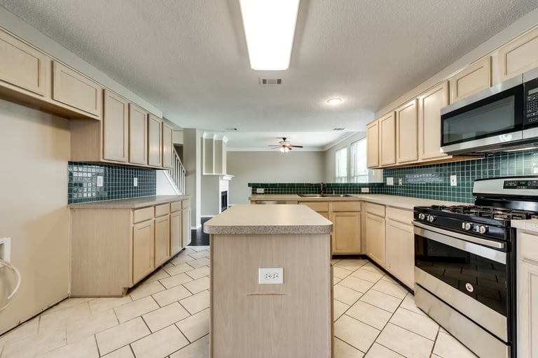 Photo 3 of 35 - 7501 Euclid Dr, Rowlett, TX 75089