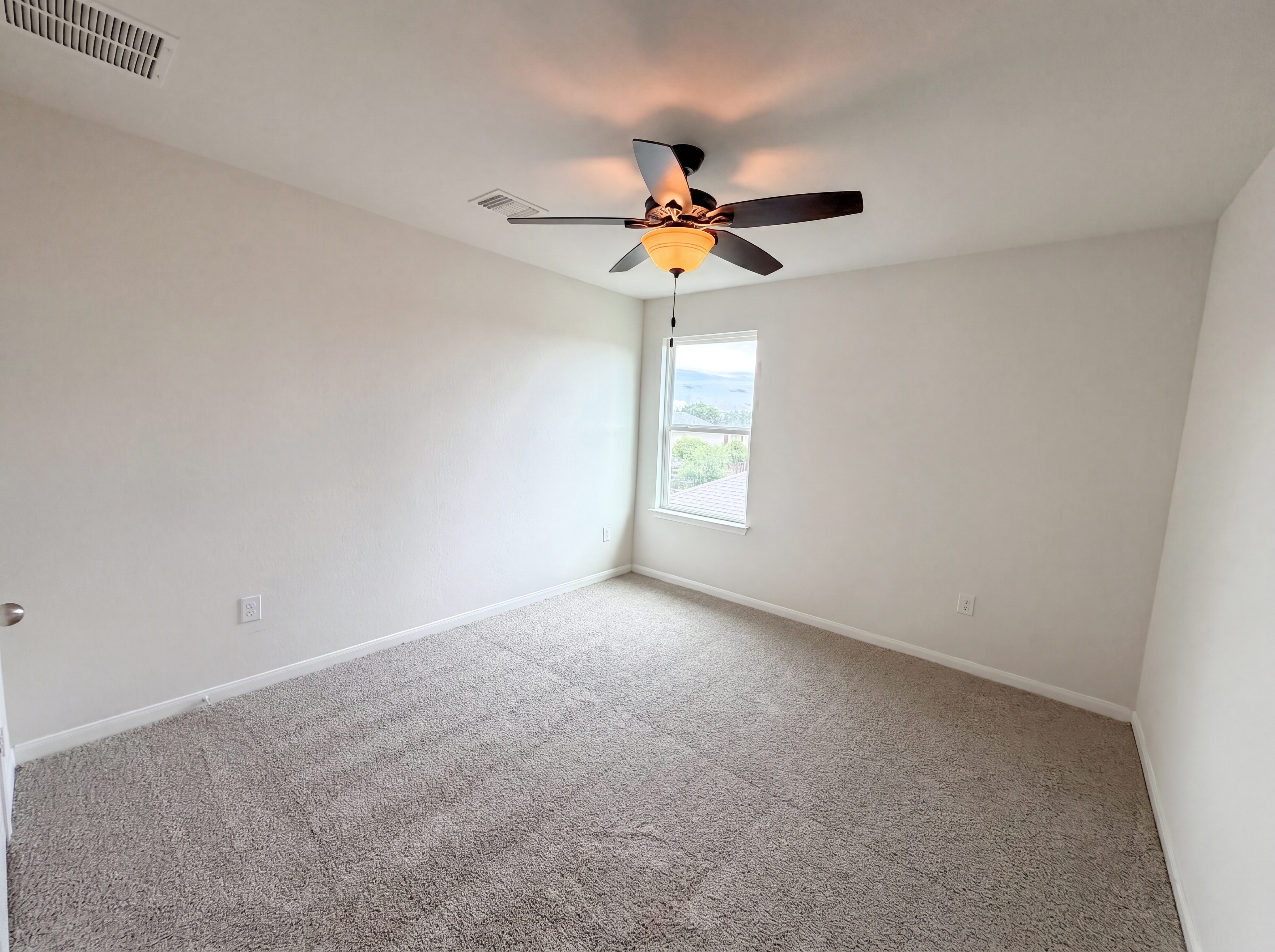 Photo 15 of 23 of 706 Luna Vista Dr, Hutto, TX