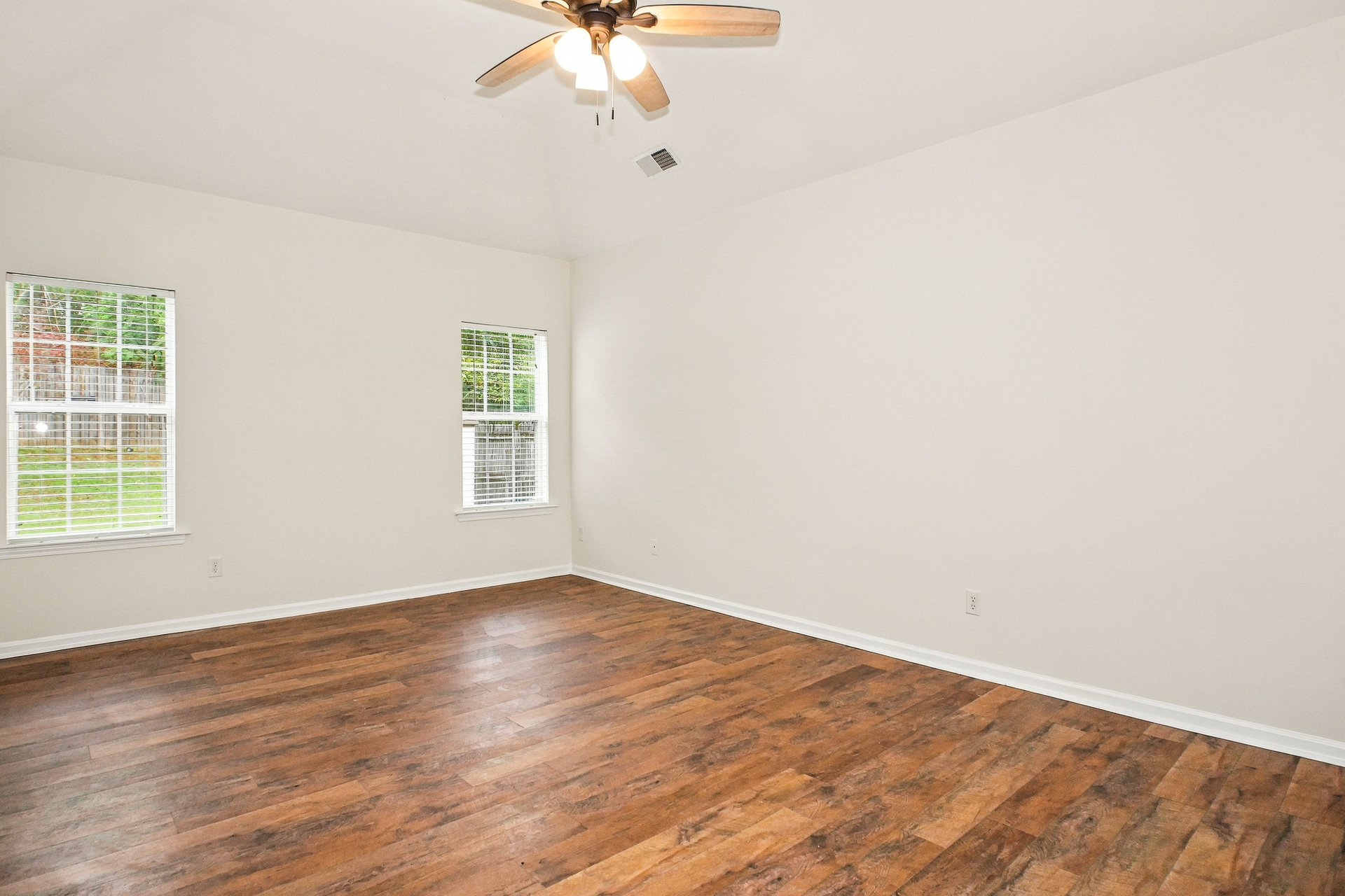Photo 4 of 28 of 5634 Tulip Grove Dr, Memphis, TN