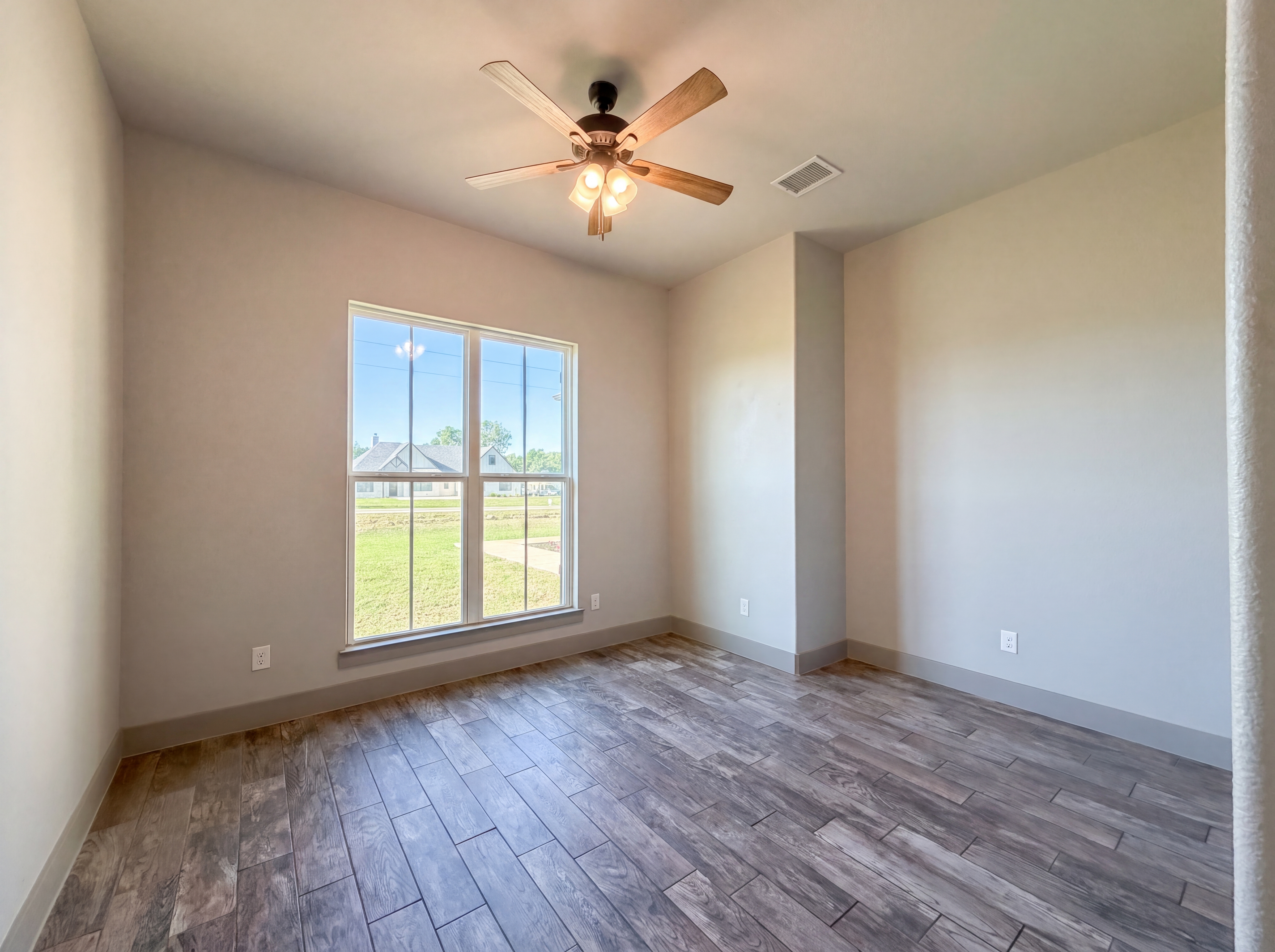 Photo 9 of 22 of 725 Cheyenne Trl, Trenton, TX