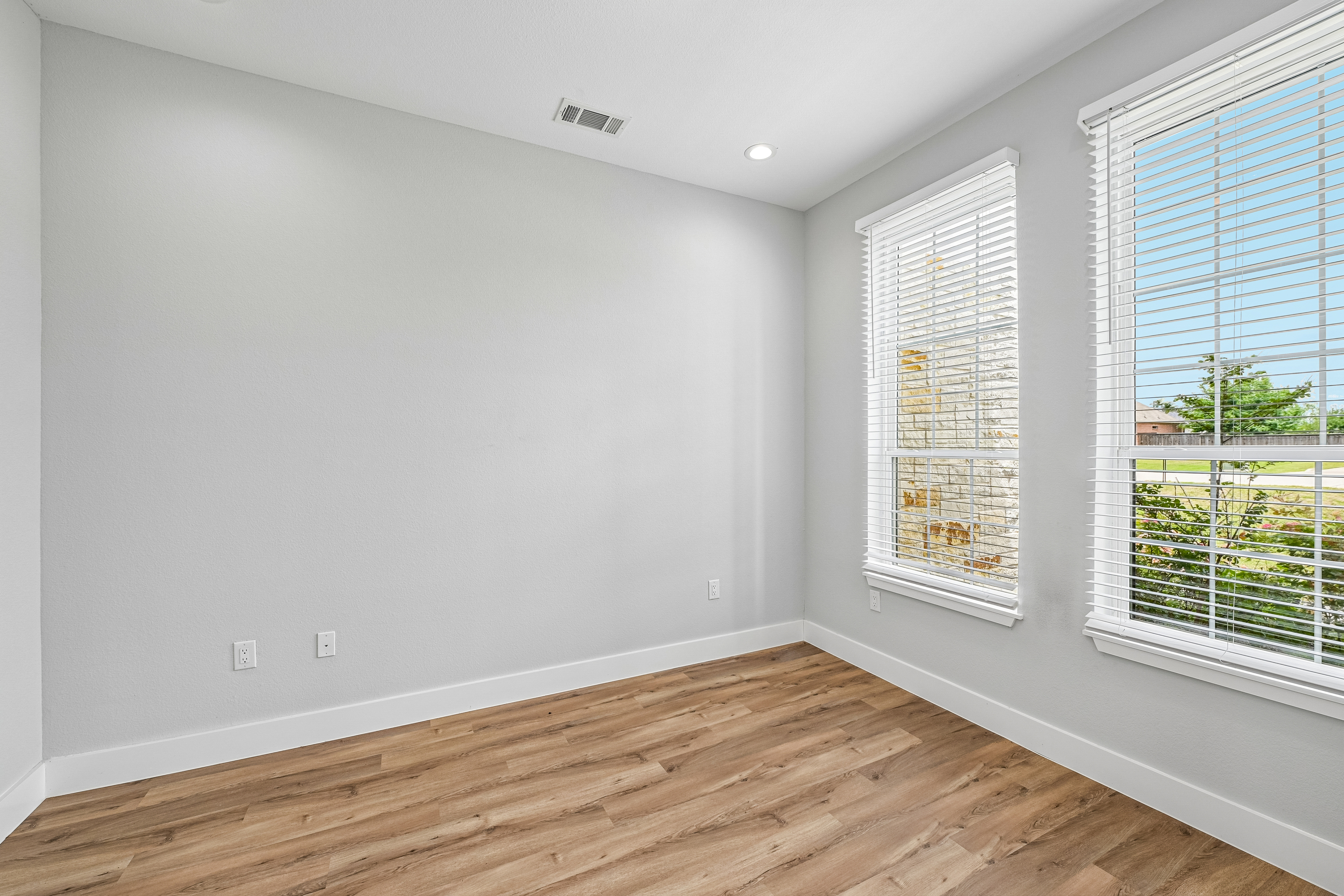Photo 13 of 44 of 681 Davenport Dr, Waxahachie, TX