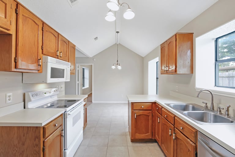 Photo 2 of 25 - 6204 Avanti Dr, Arlington, TX 76001