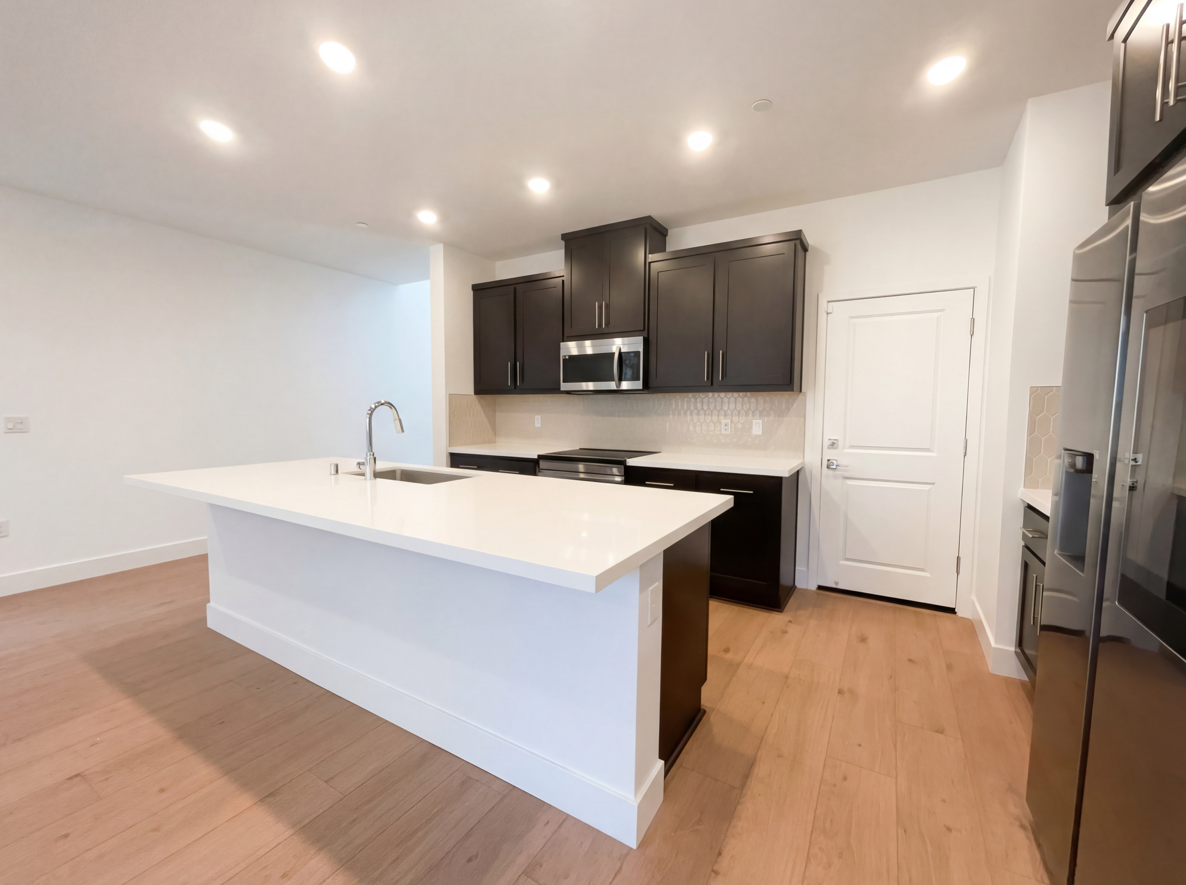 Photo 2 of 36 of 441 N Paso Robles Dr, Tracy, CA