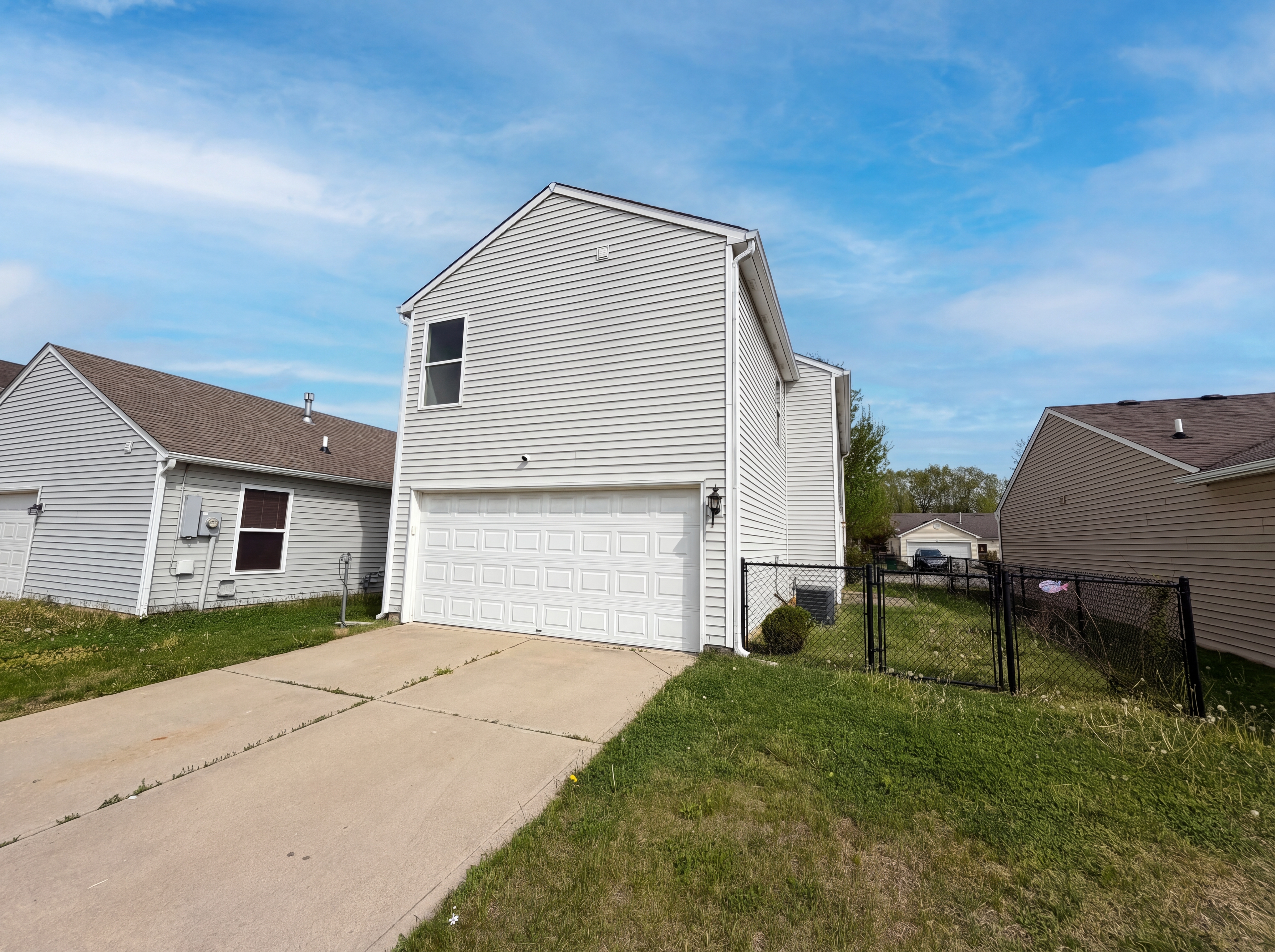 Photo 5 of 17 of 925 Harbon Dr, Franklin, IN