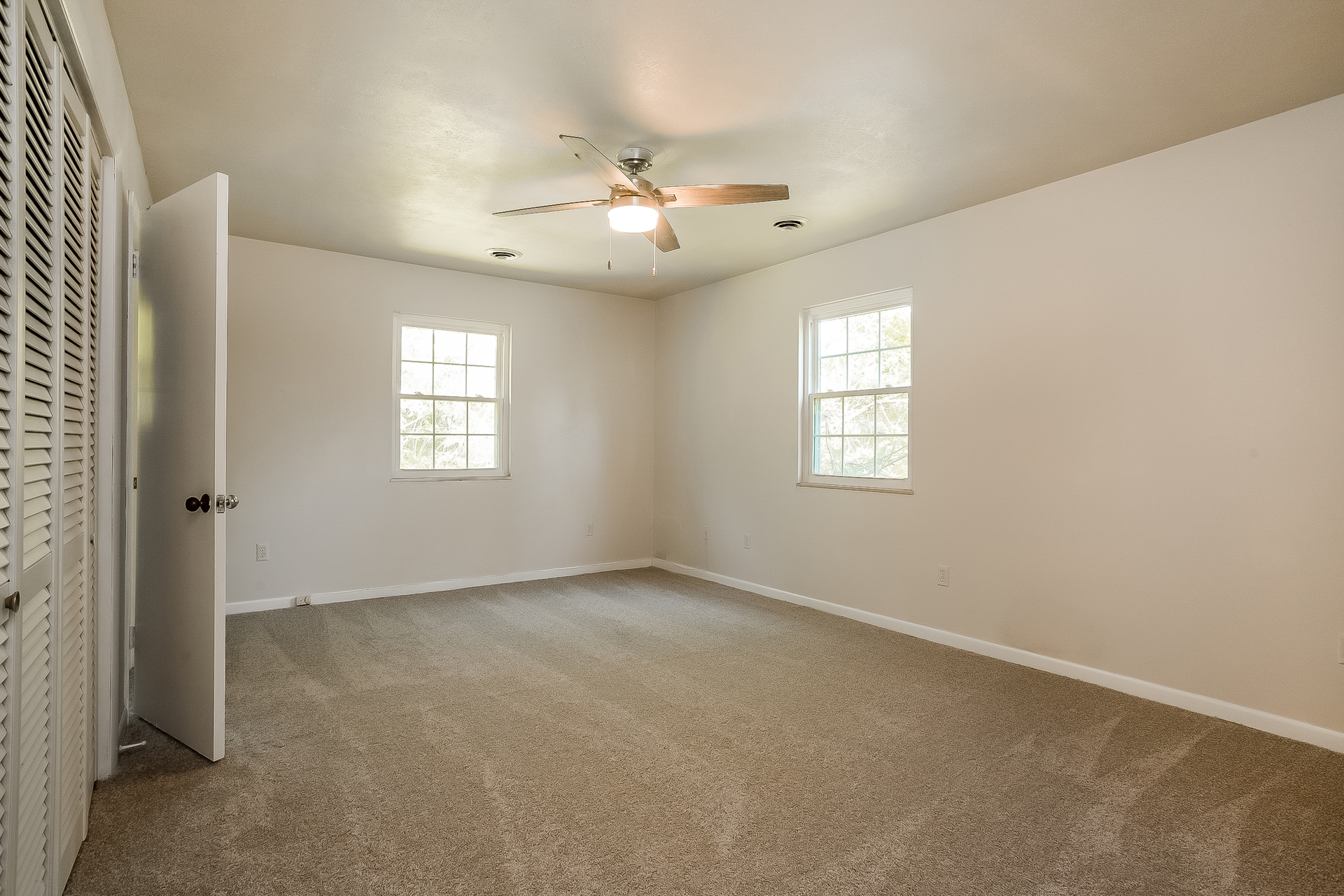 Photo 12 of 22 of 214 Meadow Ln, La Follette, TN