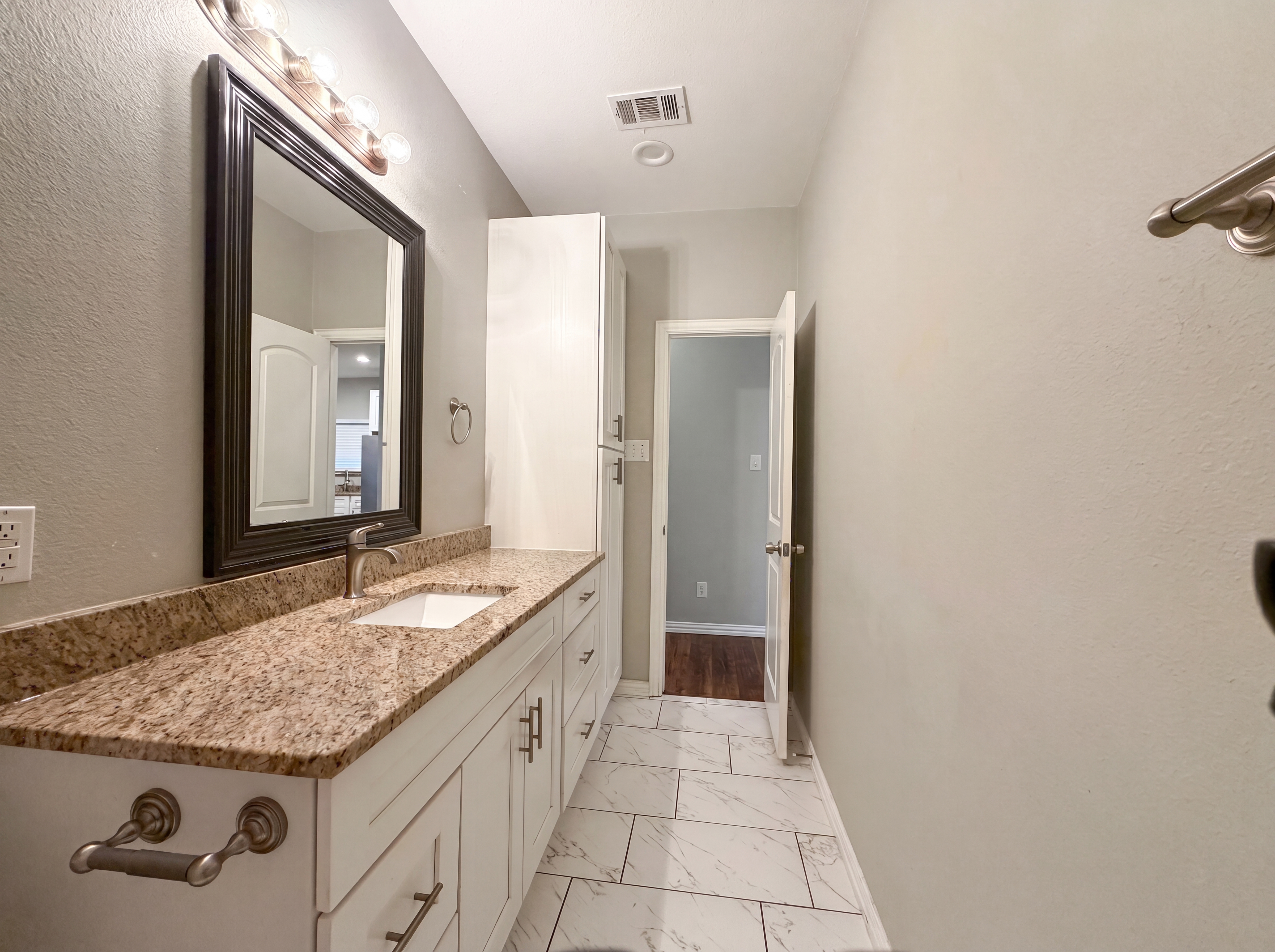 Photo 11 of 18 of 619 E Arlington Ave, Fort Worth, TX