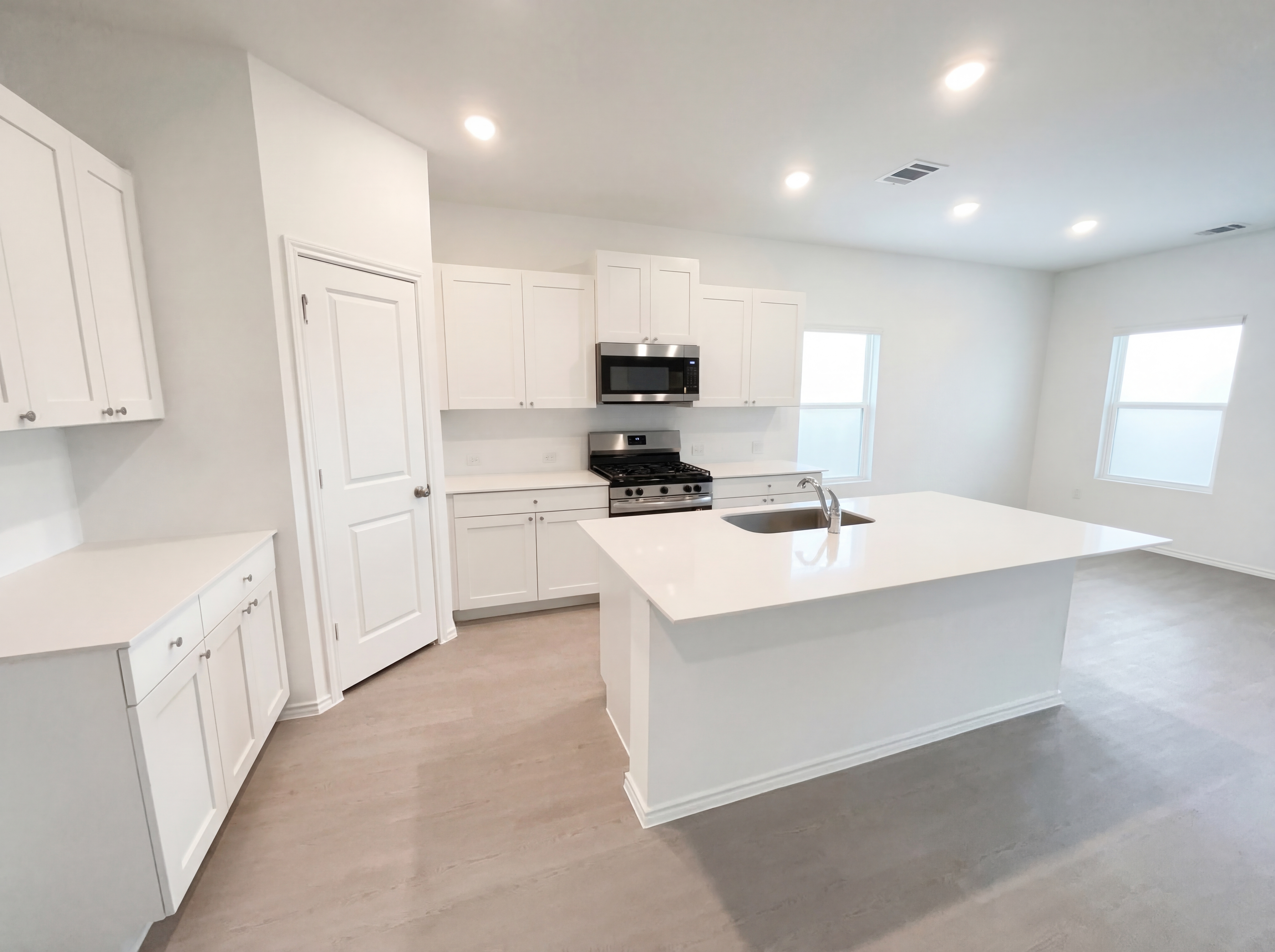 Photo 2 of 24 of 501 Vantage Dr, Hutto, TX