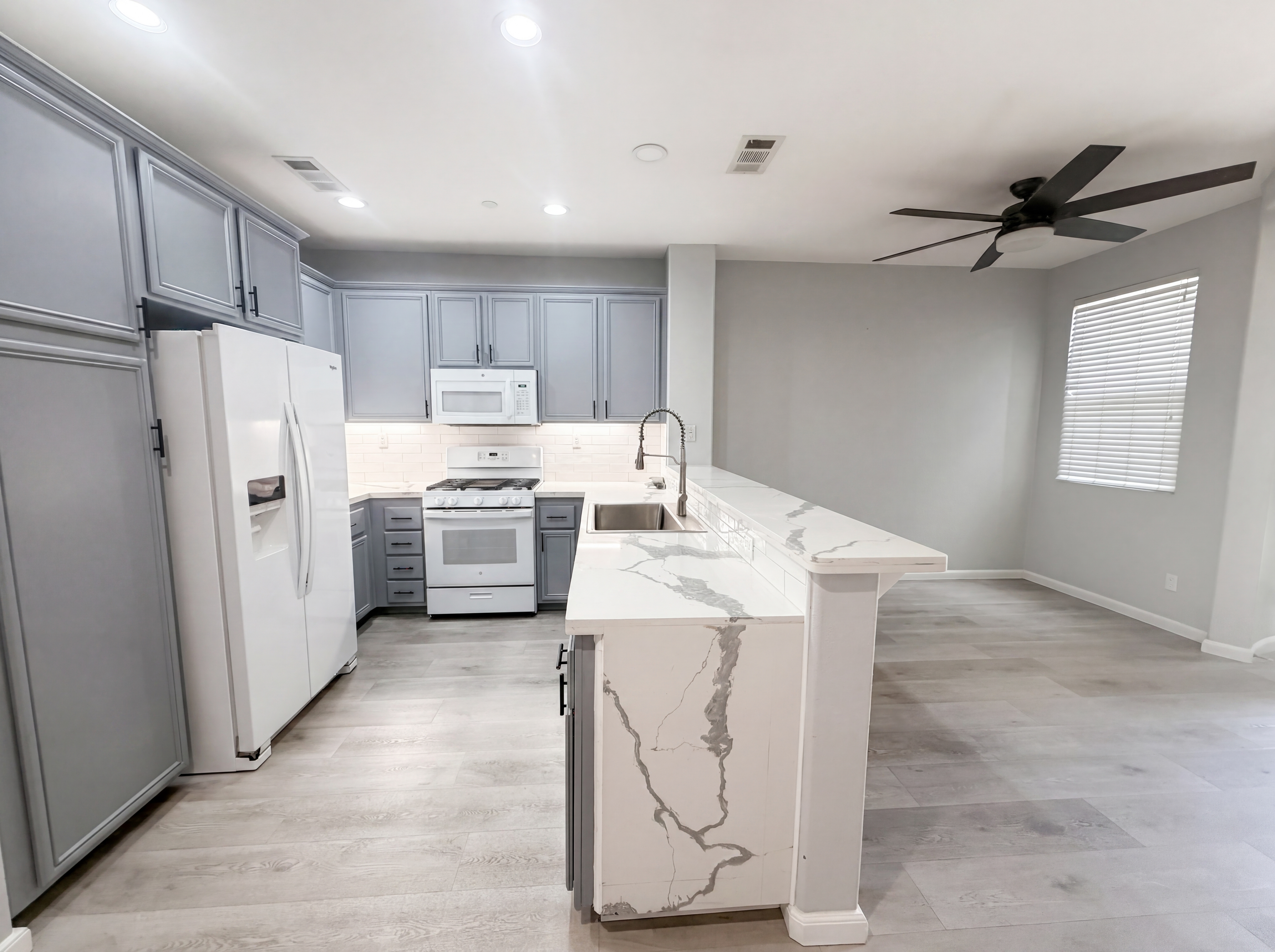 Photo 2 of 17 of 1800 E Lakeshore Dr, Lake Elsinore, CA