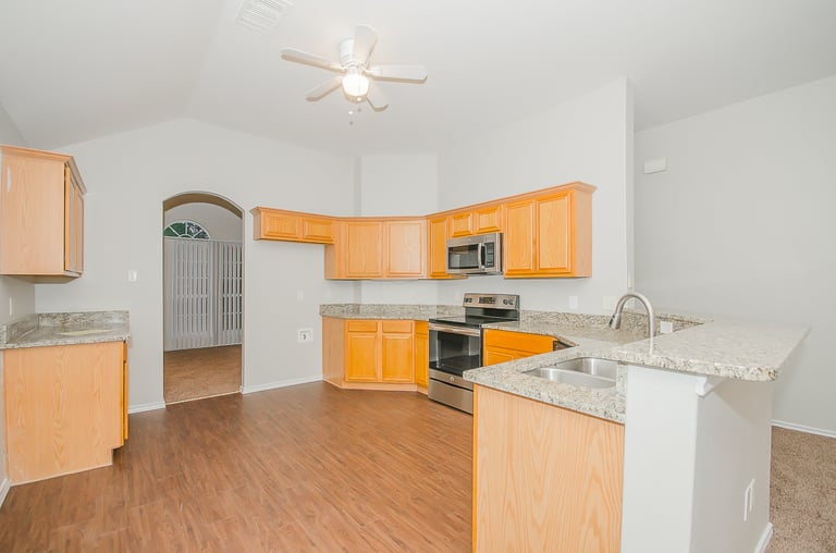 Photo 7 of 20 - 5620 High Creek Dr, Dallas, TX 75249