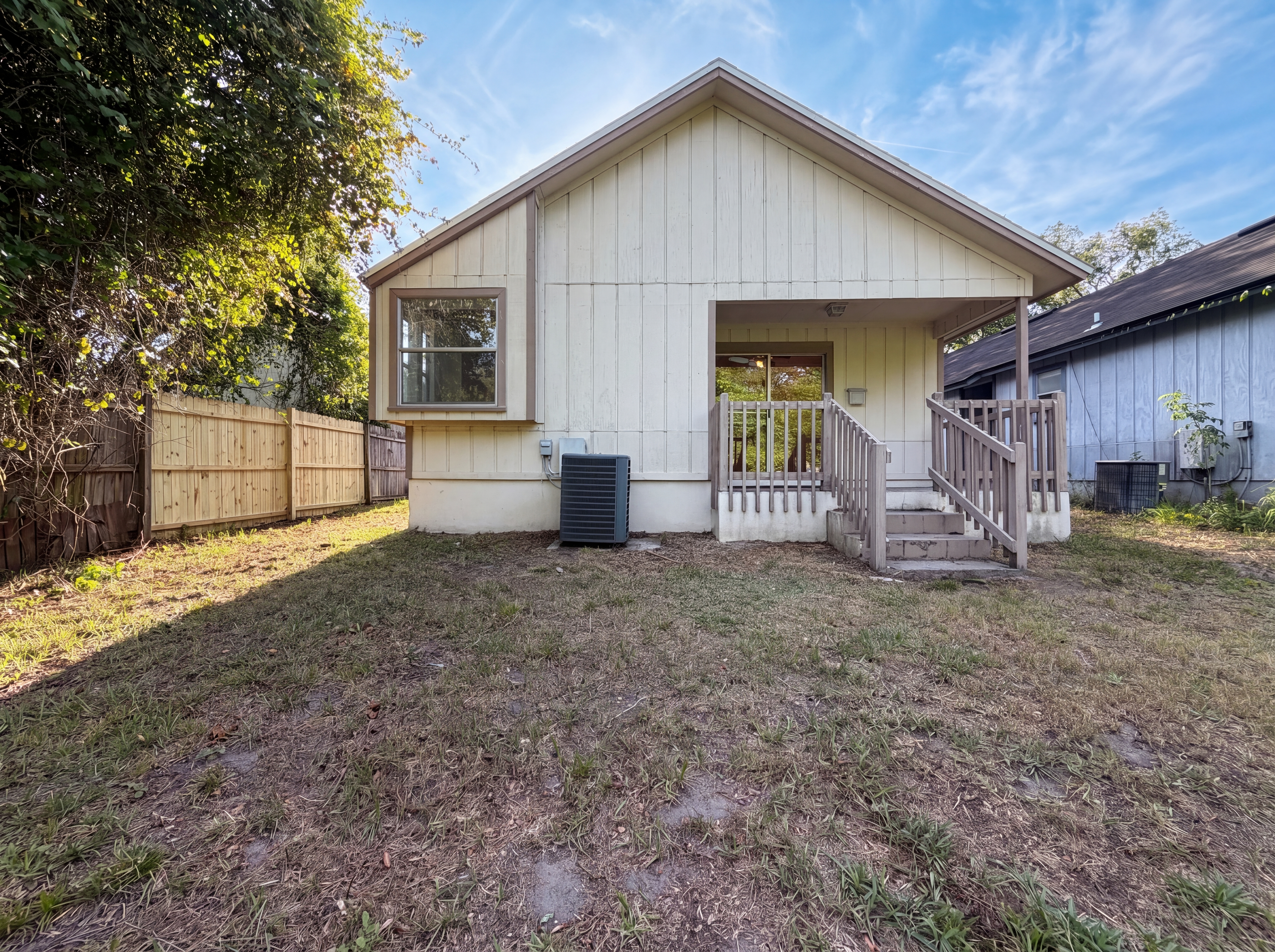 Photo 5 of 23 of 2512 Townsquare Dr, Jacksonville, FL