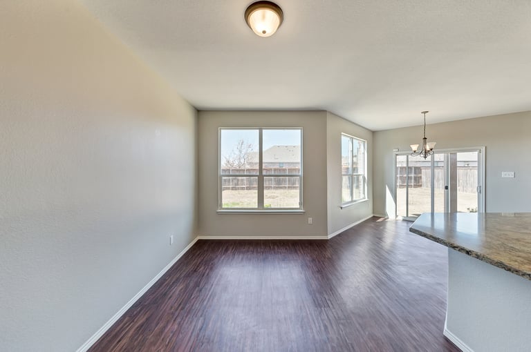 Photo 9 of 37 - 941 John Kennedy Dr, Saginaw, TX 76179