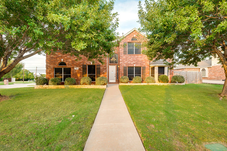 Photo 1 of 27 - 710 Ascot Park Dr, Mansfield, TX 76063