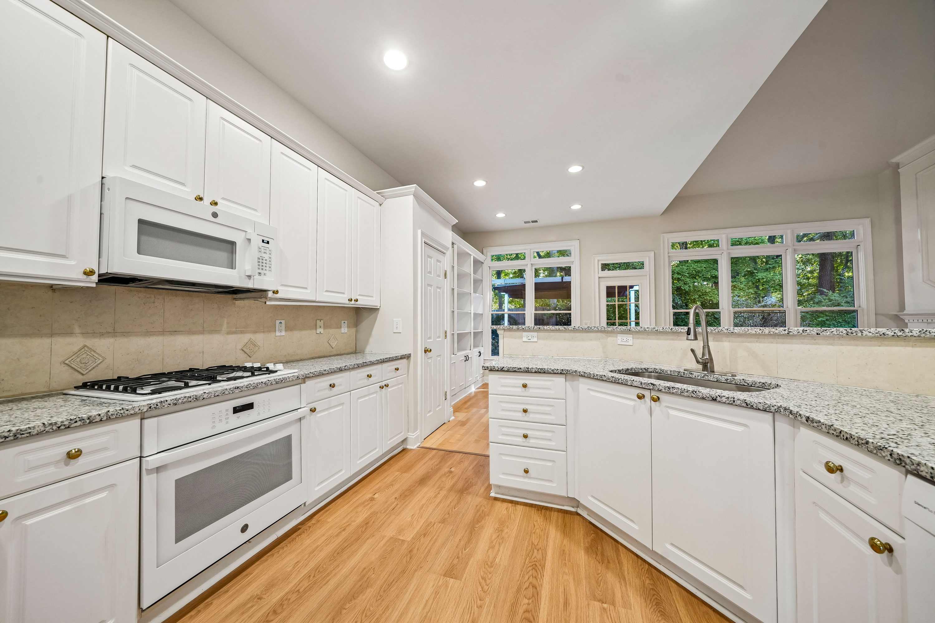 Photo 2 of 39 of 3054 Montclair Cir SE, Smyrna, GA