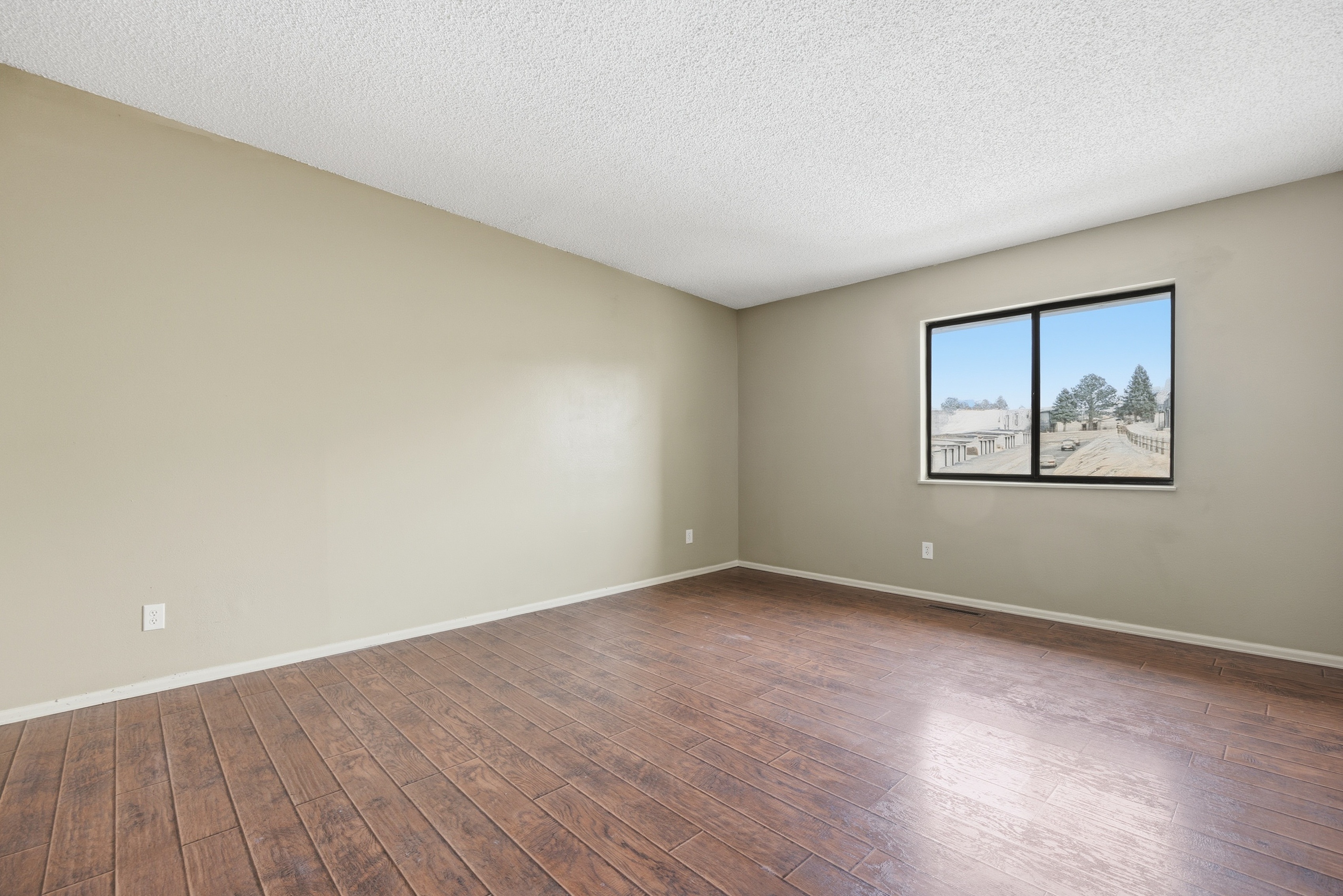 Photo 15 of 32 of 930 Fontmore Rd, Colorado Springs, CO