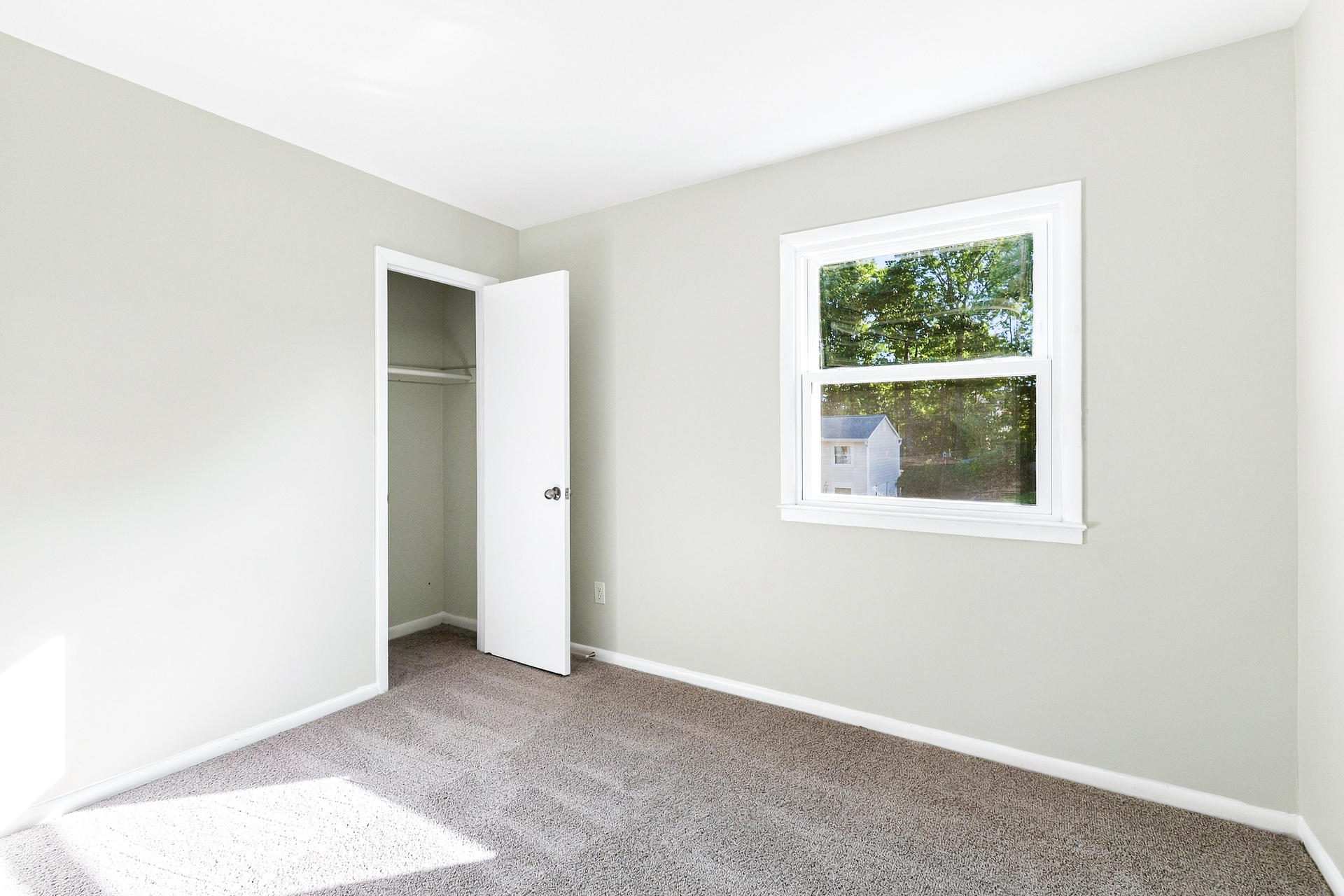 Photo 15 of 21 of 4916 Longhorn Dr, Woodbridge, VA