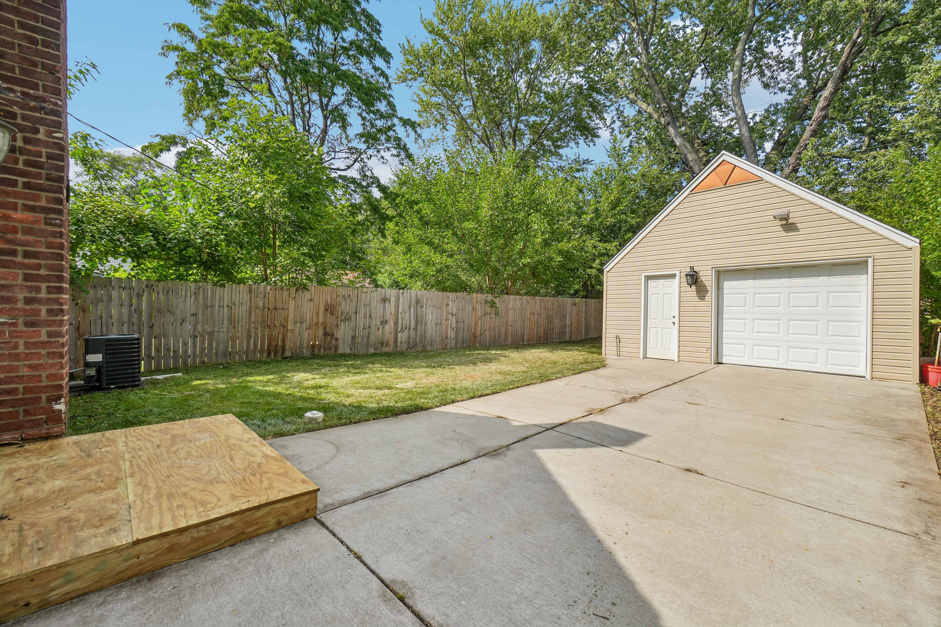 Photo 29 of 38 of 20919 Hollywood St, Harper Woods, MI