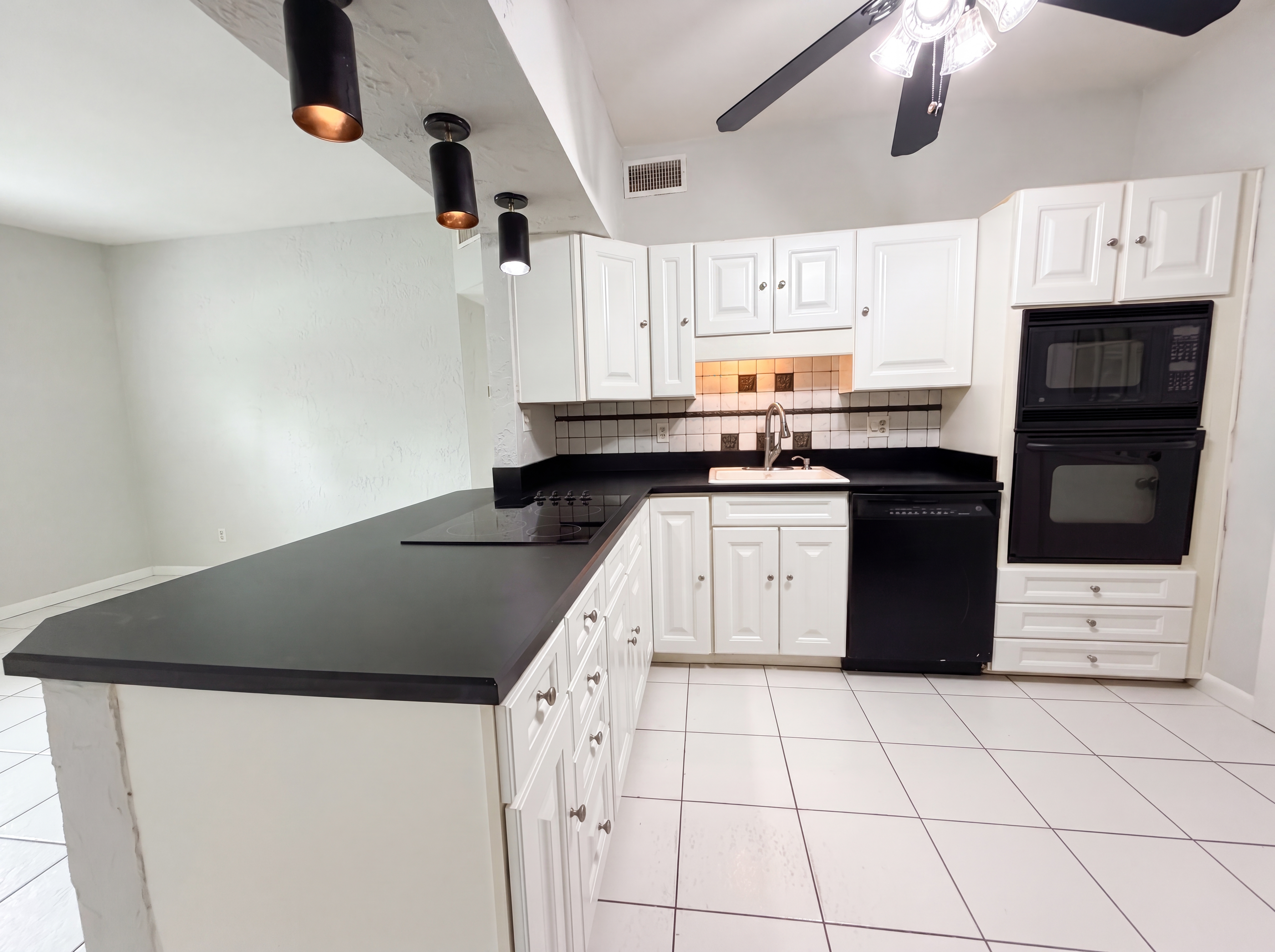 Photo 2 of 23 of 5655 Kimbrell Dr S, Jacksonville, FL