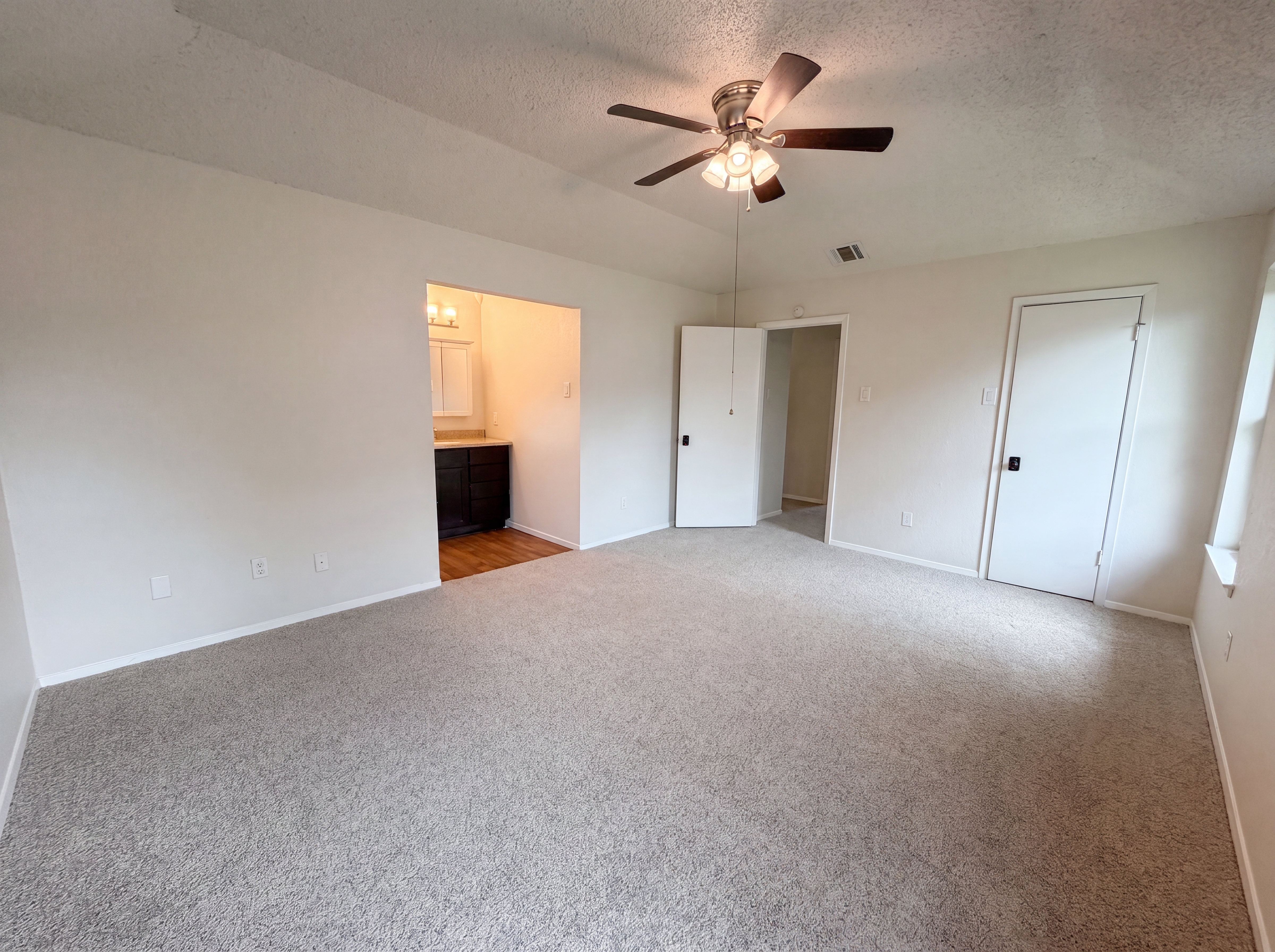 Photo 4 of 16 of 208 Dakota Dr, Hewitt, TX