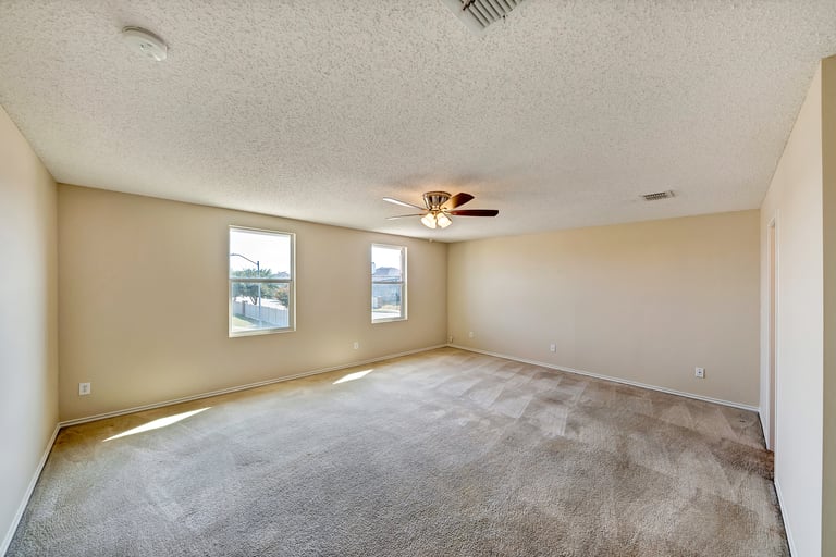 Photo 17 of 33 - 2056 Crosbyton Ln, Grand Prairie, TX 75052
