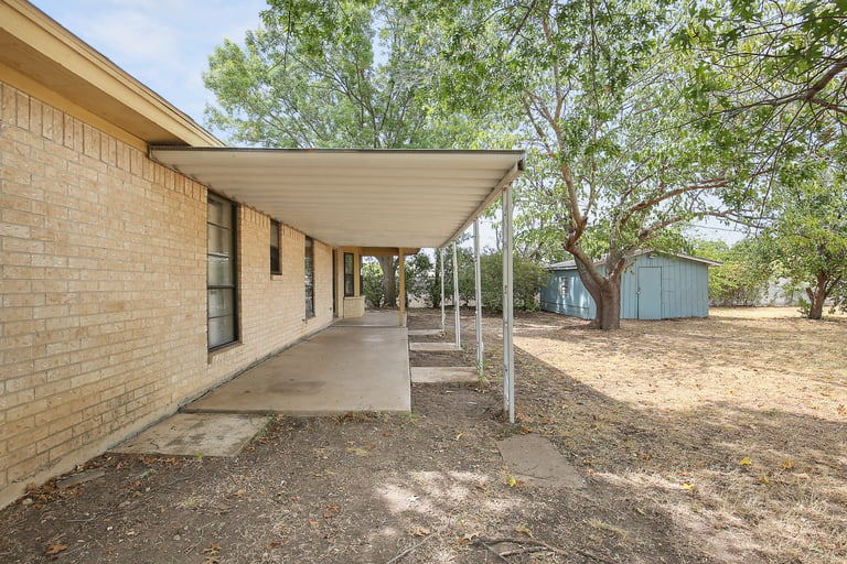 Photo 5 of 25 - 519 Easley St, Fort Worth, TX 76108