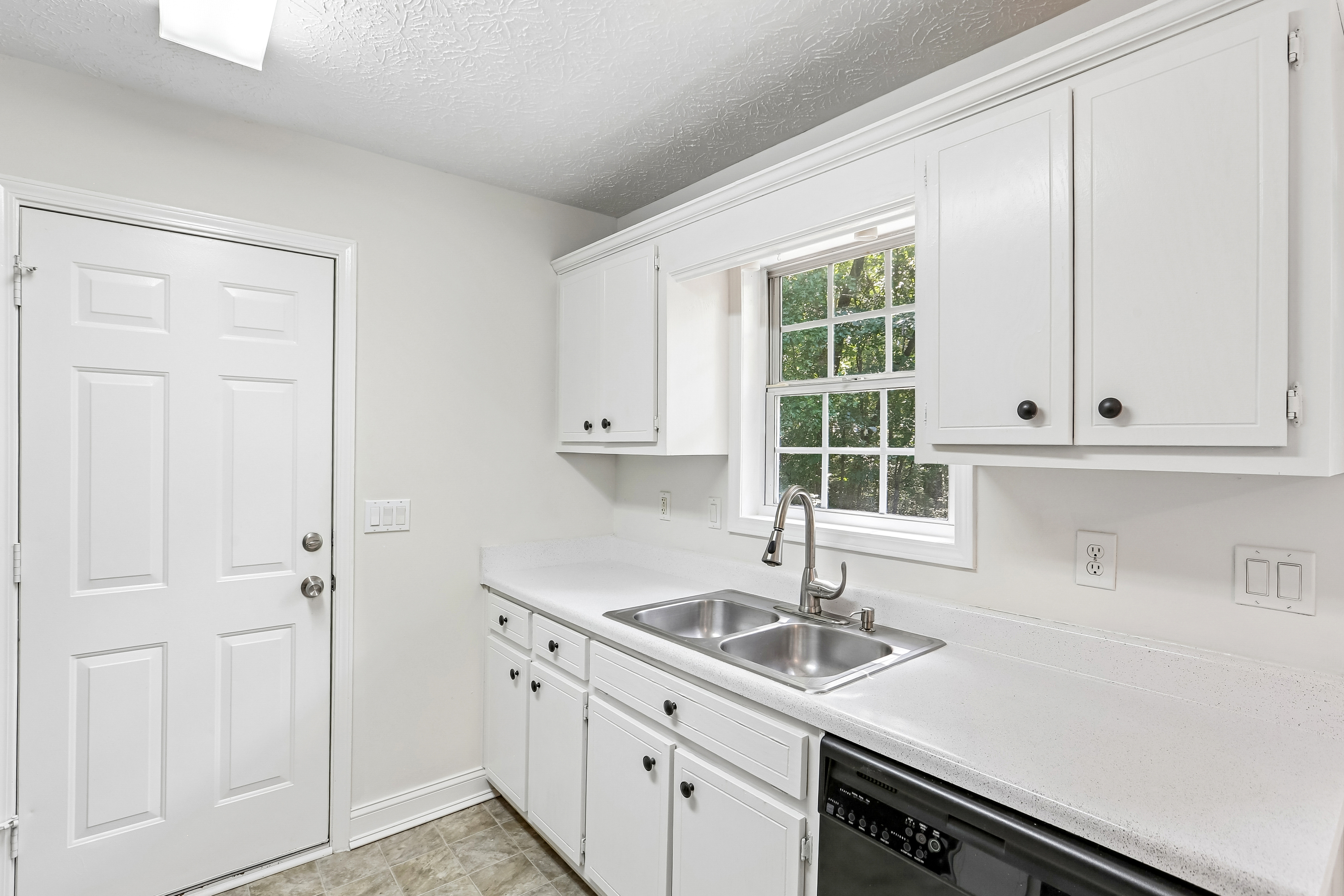 Photo 6 of 47 of 5511 Pond Mill Ct, Flowery Branch, GA