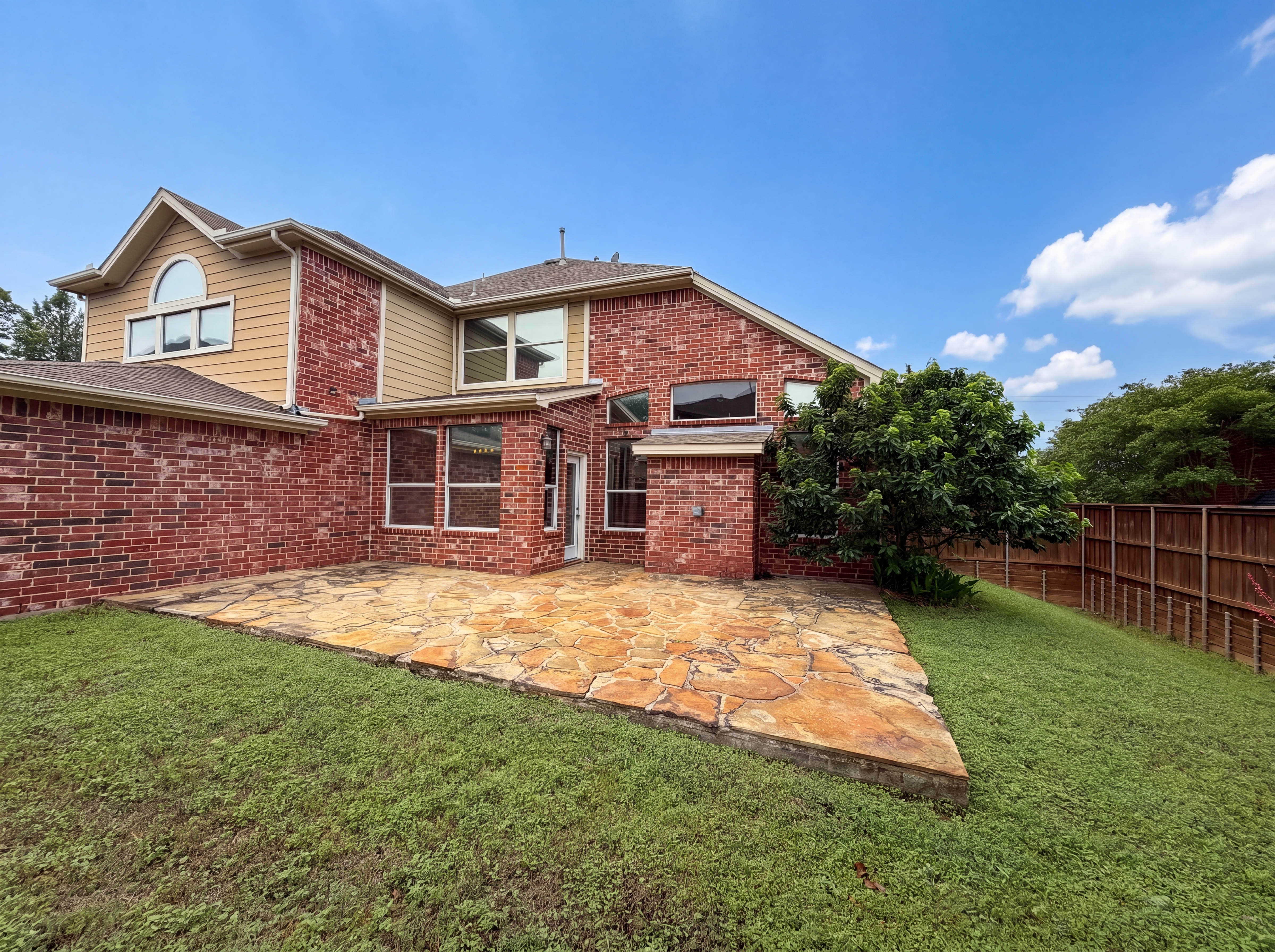 Photo 5 of 22 of 2446 Chesterfield Rd, Garland, TX