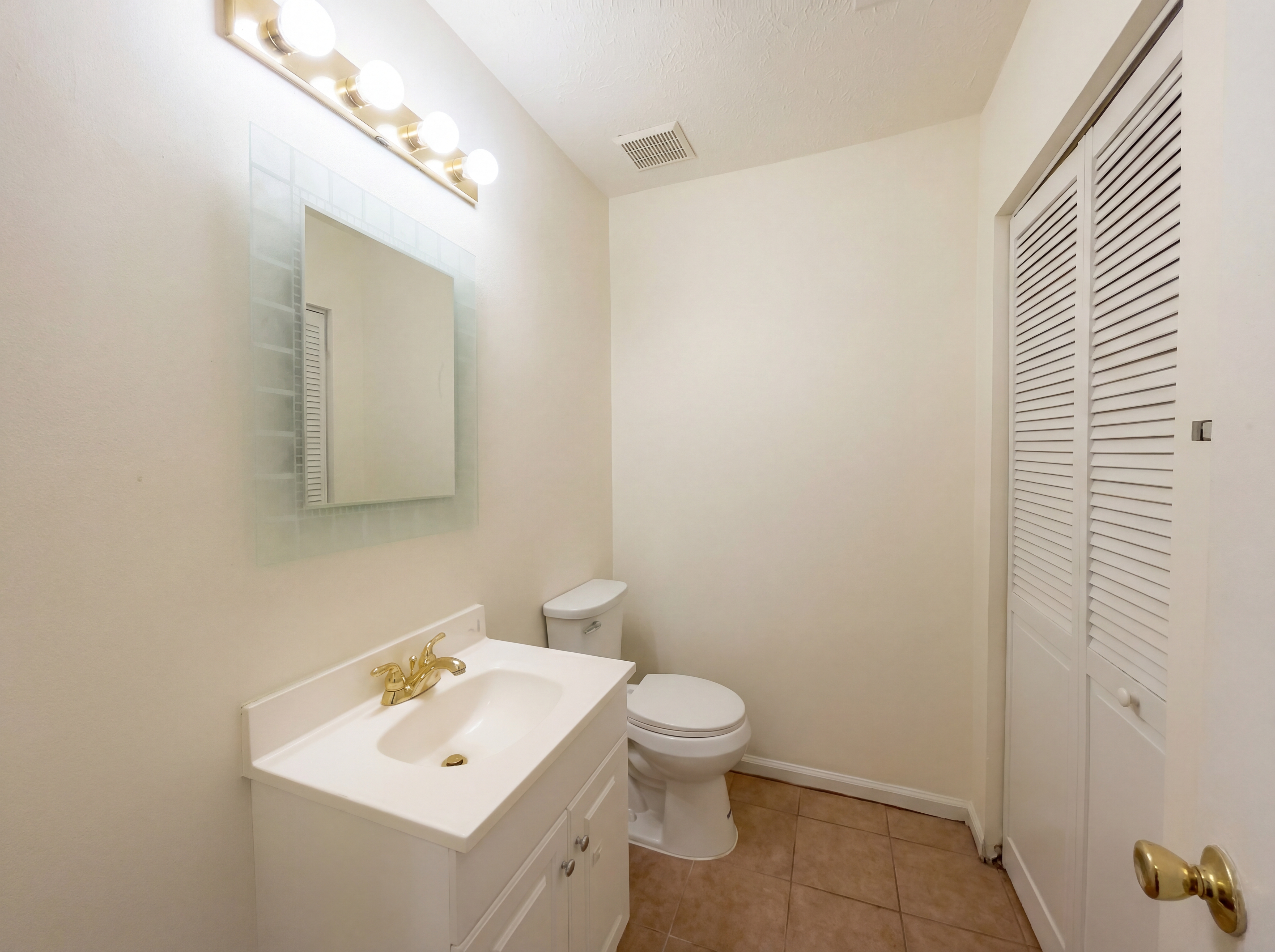 Photo 10 of 31 of 5328 Ridge Forest Dr, Stone Mountain, GA