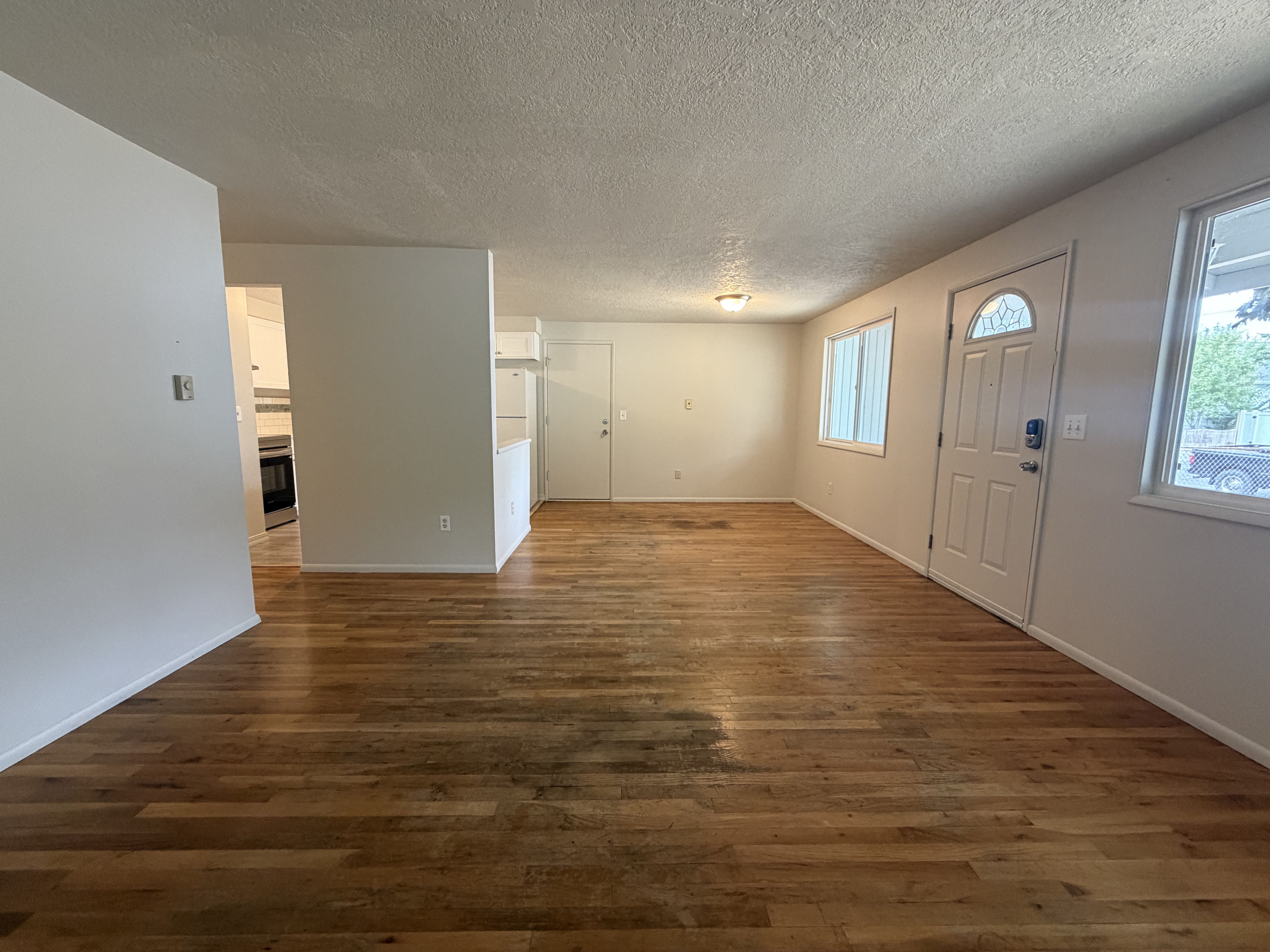 Photo 3 of 16 of 3910 SE 71st Ave, Portland, OR