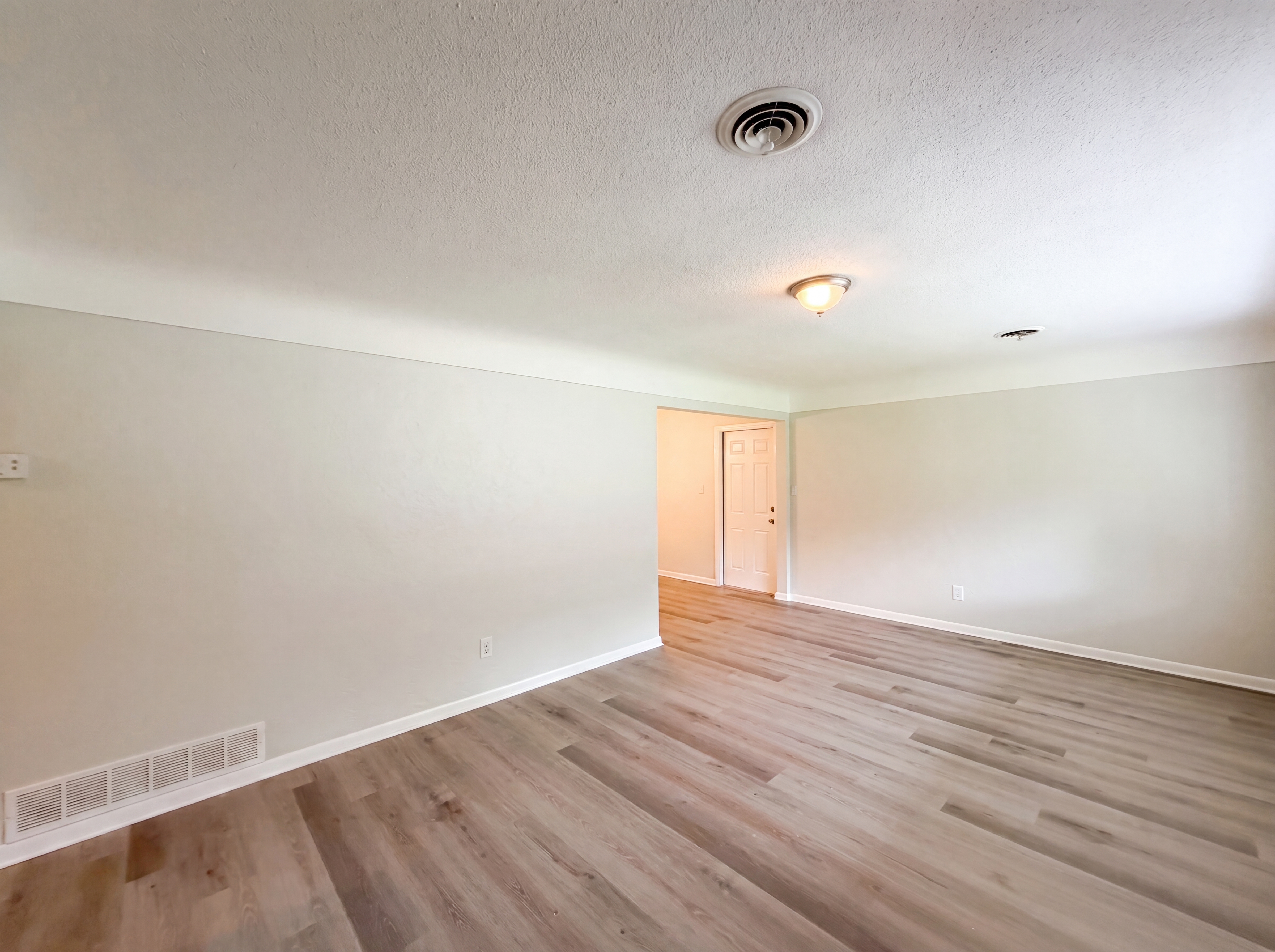 Photo 3 of 22 of 2410 NE 3rd Ave, Ocala, FL