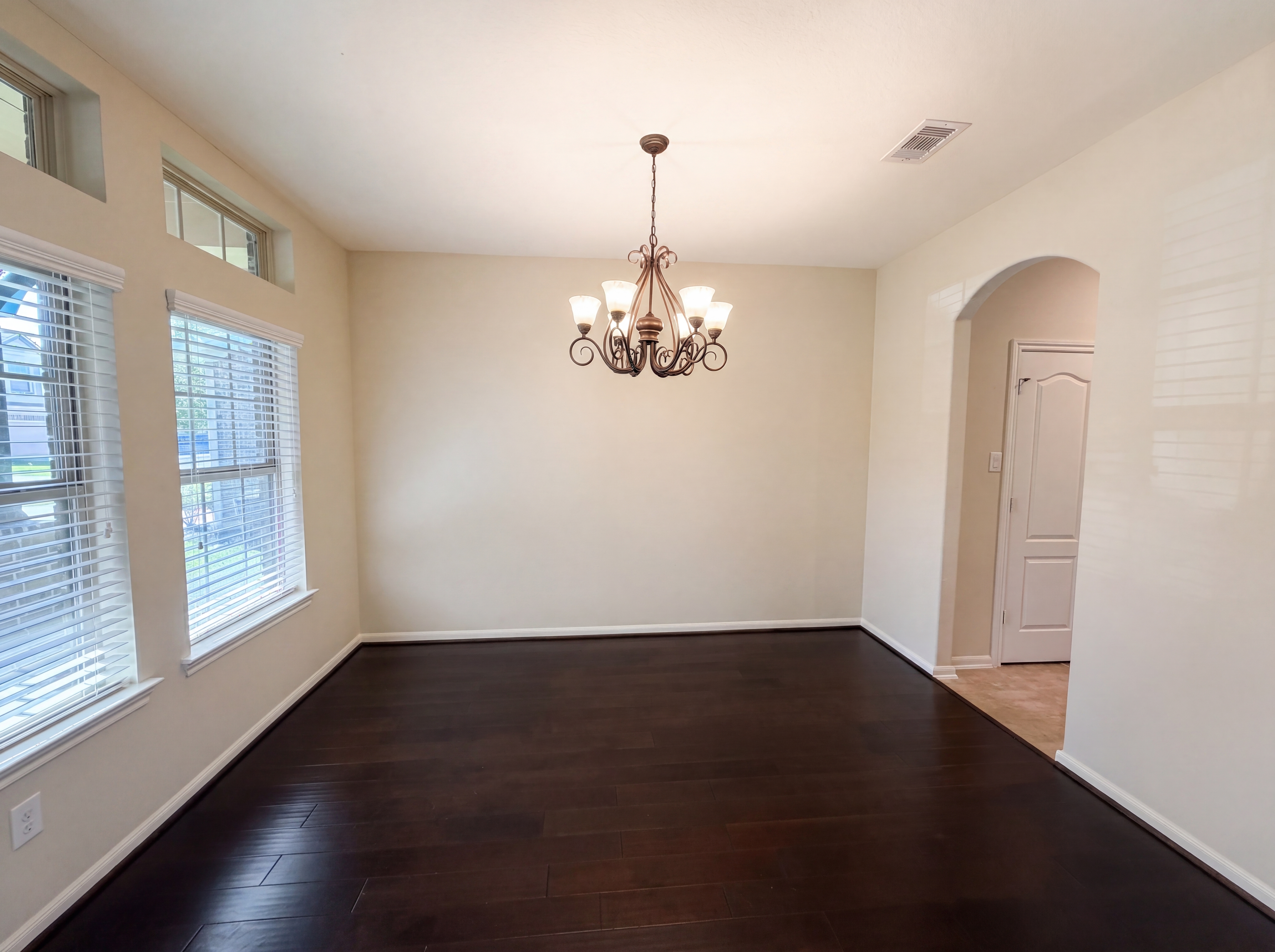 Photo 9 of 26 of 6523 Hunters Creek Ln, Baytown, TX