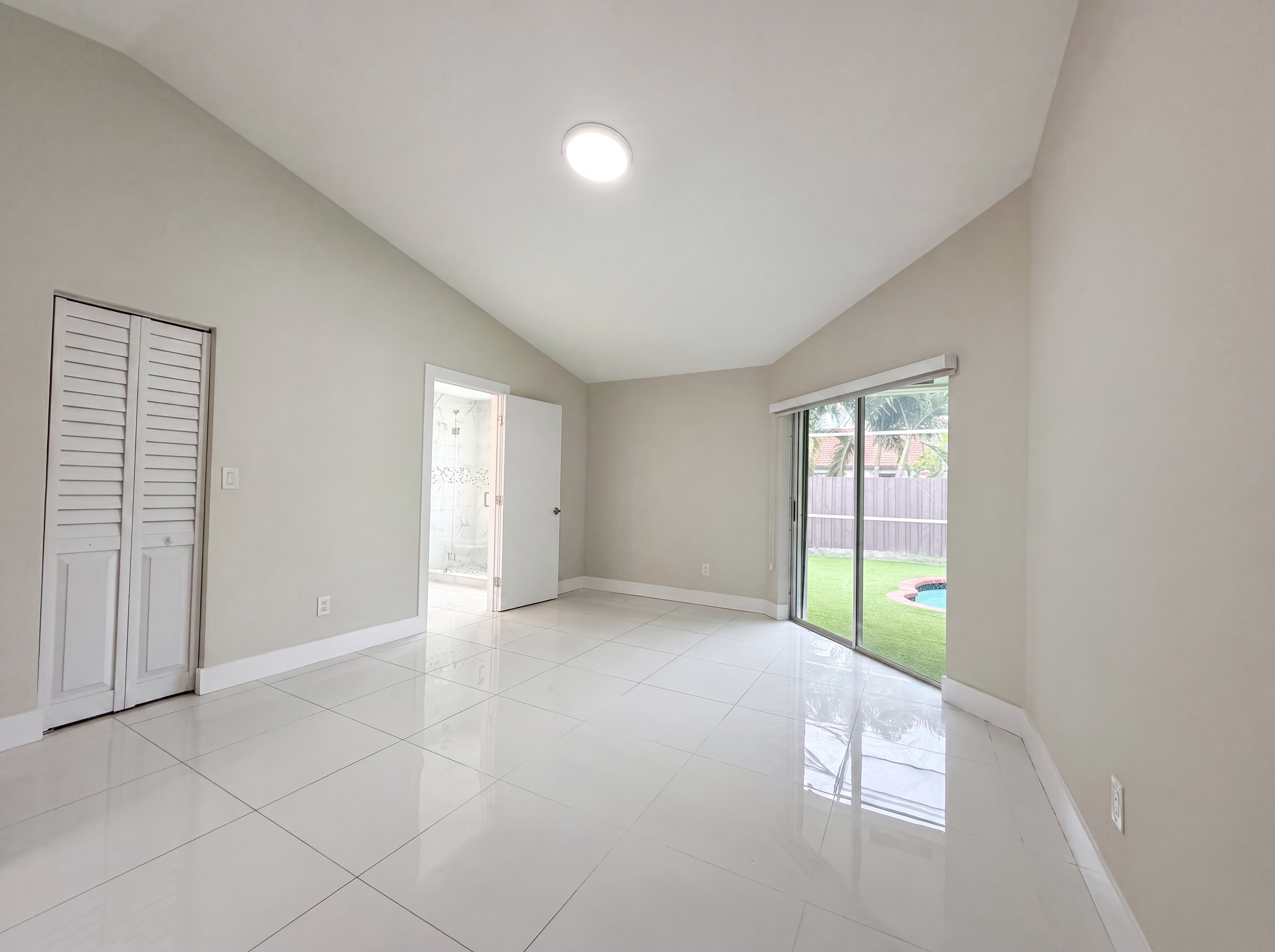Photo 4 of 25 of 16571 SW 145th Ave, Miami, FL