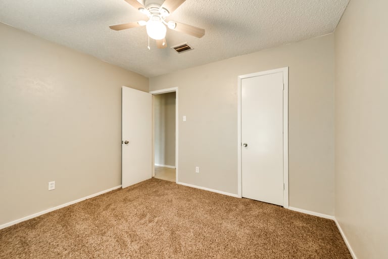 Photo 18 of 29 - 1426 Westwood Dr, Lewisville, TX 75067