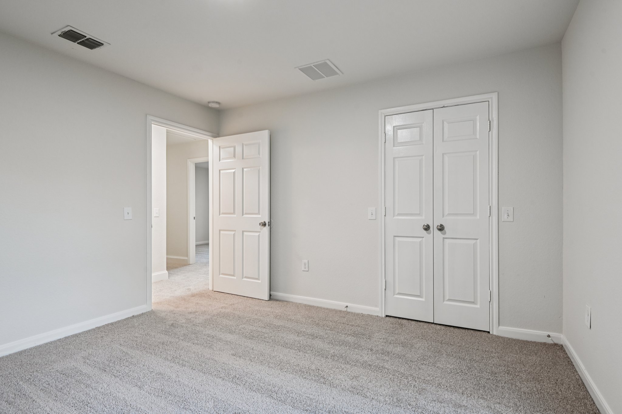 Photo 5 of 38 of 2714 Silkwood St, Dallas, TX