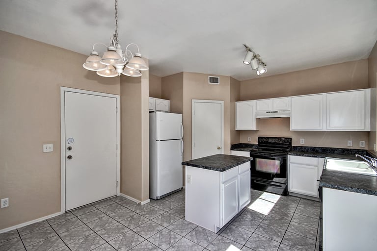 Photo 2 of 24 - 4233 W Irwin Ave, Phoenix, AZ 85041