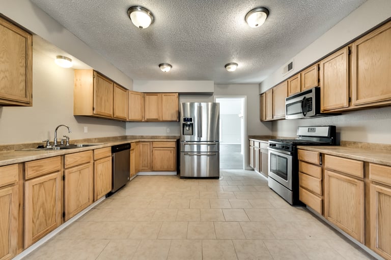 Photo 7 of 32 - 4606 Ashbrook Rd, Dallas, TX 75227